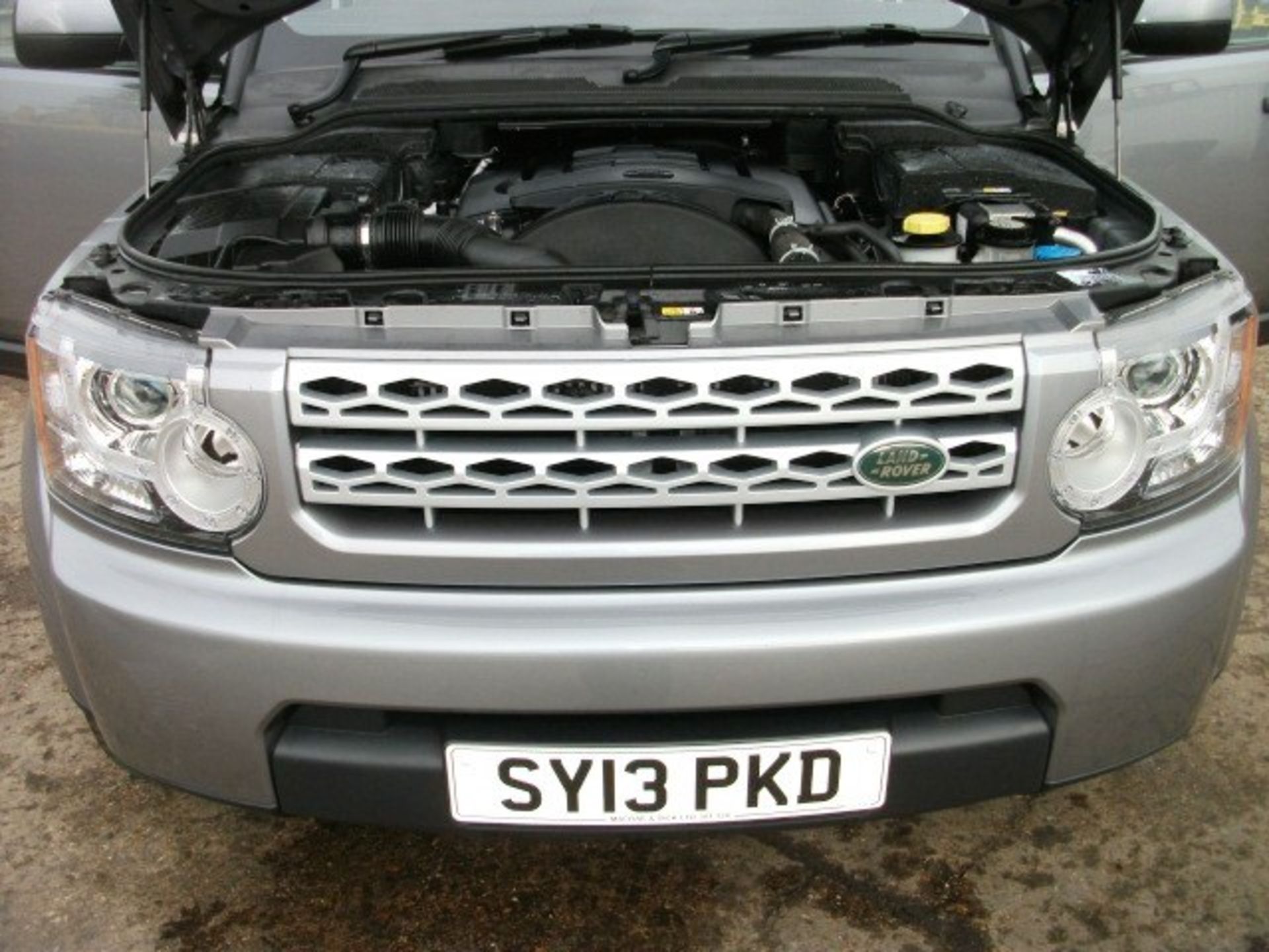 LAND ROVER DISCOVERY SDV6 AUTO 255 - 2993cc
Body: 4 Dr 4x4
Color: Grey
First Reg: 26/04/2013 - Image 15 of 29
