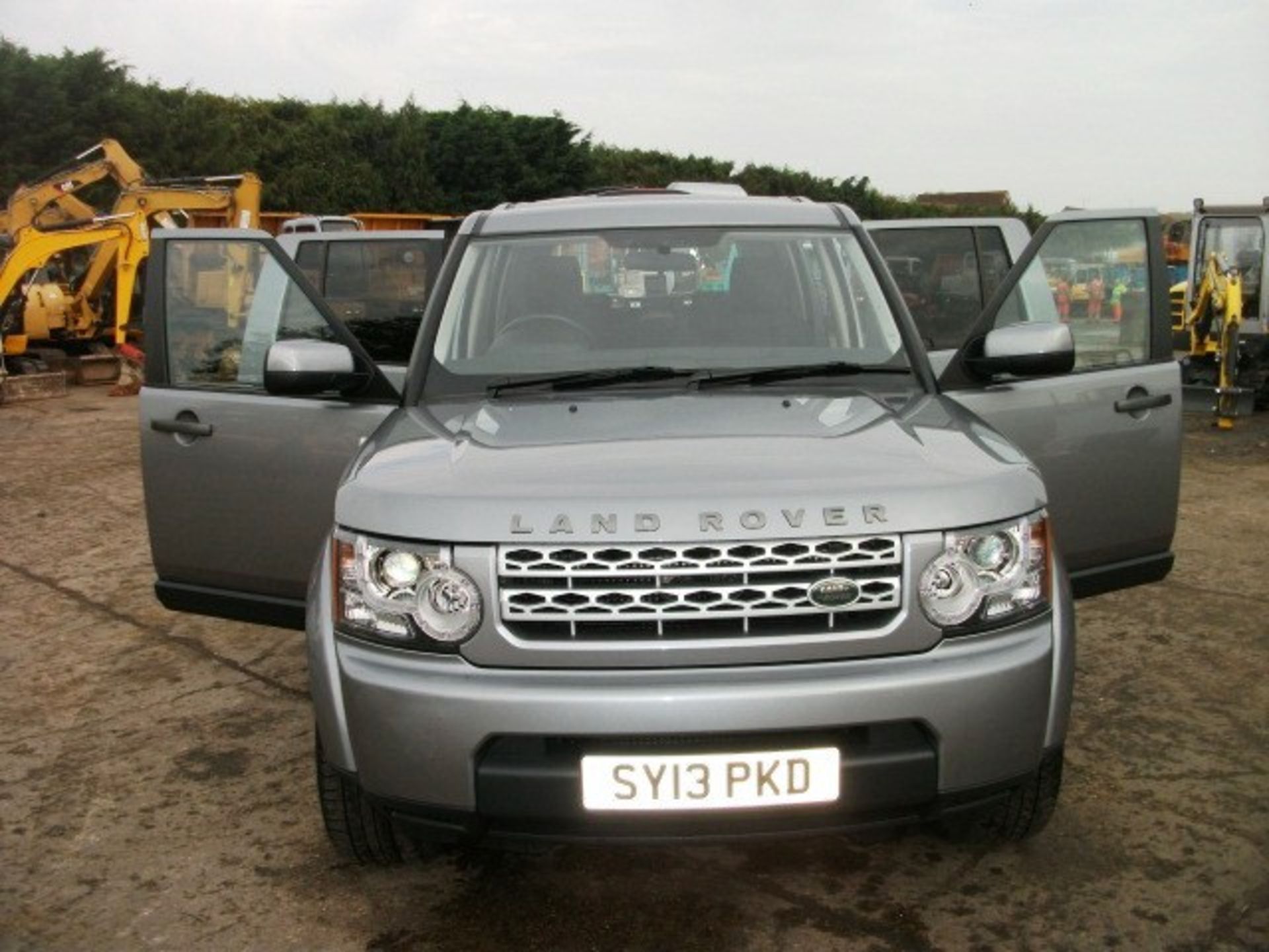 LAND ROVER DISCOVERY SDV6 AUTO 255 - 2993cc
Body: 4 Dr 4x4
Color: Grey
First Reg: 26/04/2013 - Image 13 of 29