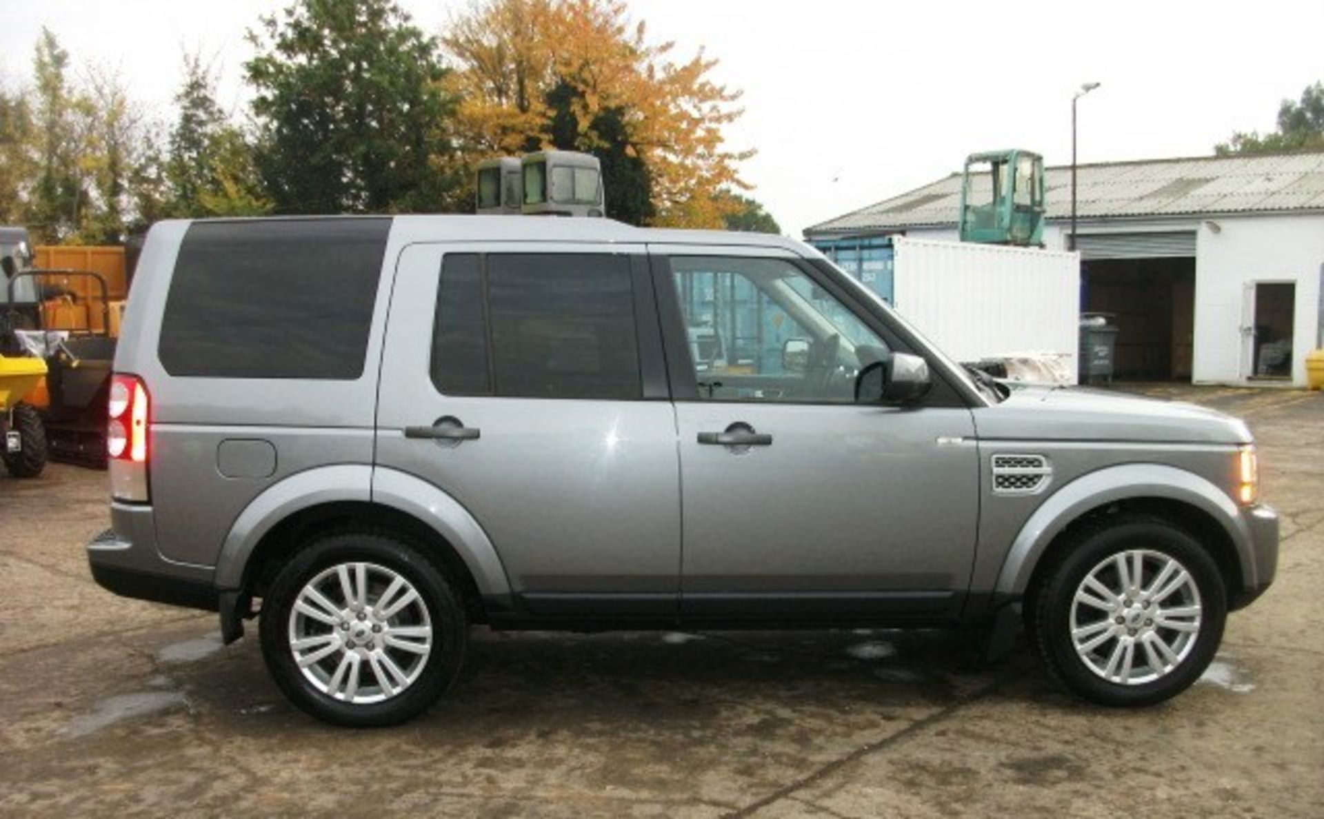 LAND ROVER DISCOVERY SDV6 AUTO 255 - 2993cc
Body: 4 Dr 4x4
Color: Grey
First Reg: 26/04/2013 - Image 24 of 29
