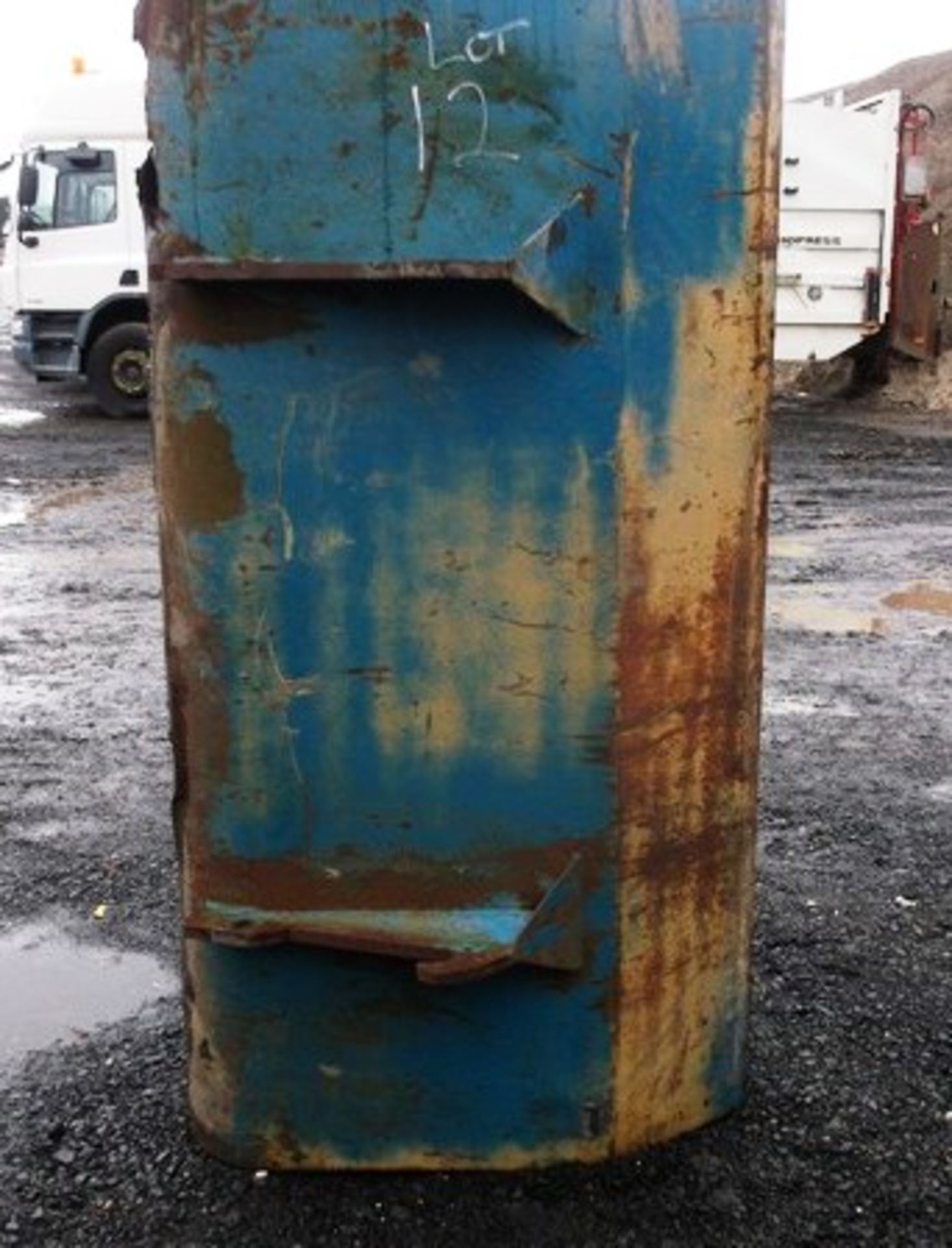 LARGE BUCKET C/W CUTTING EDGE, REQUIRES BOTTOM OF BUCKET PLATED, BLUE - Image 2 of 2