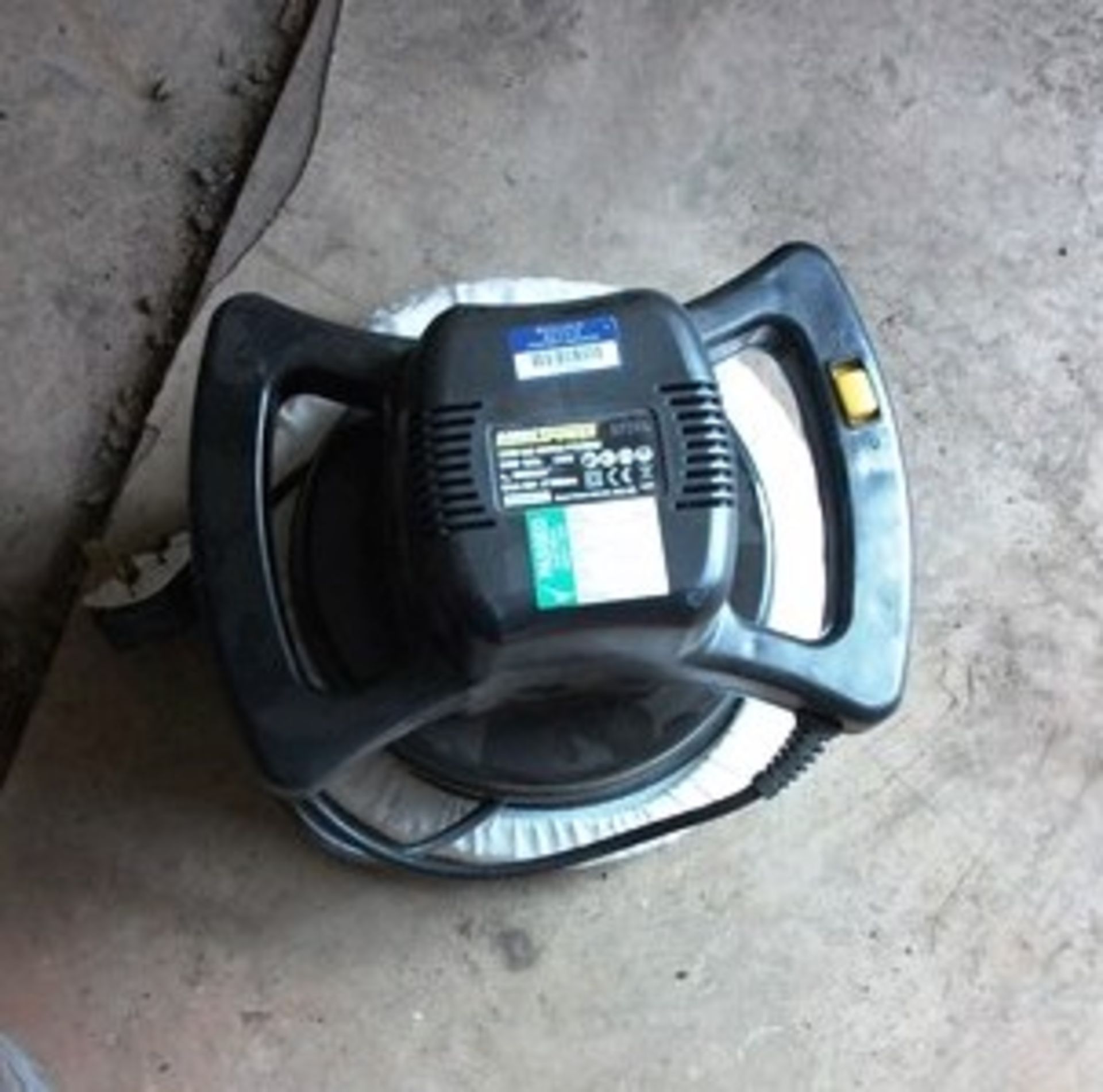 DIRECT POWER CAR POLISHER 240V**DIRECT FROM COUNCIL** - Image 2 of 3