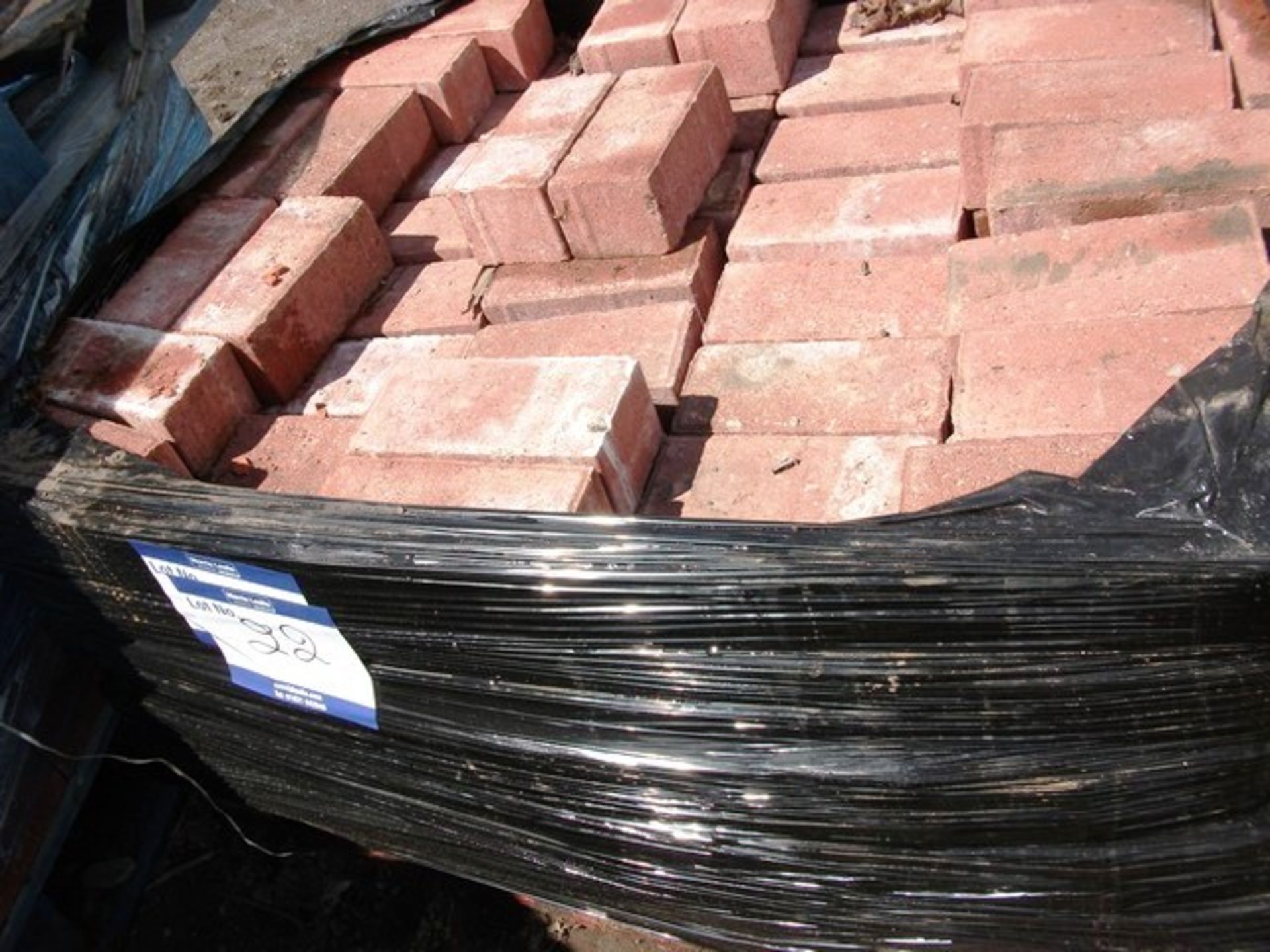 PALLET OF RED BRICKS - Image 2 of 3