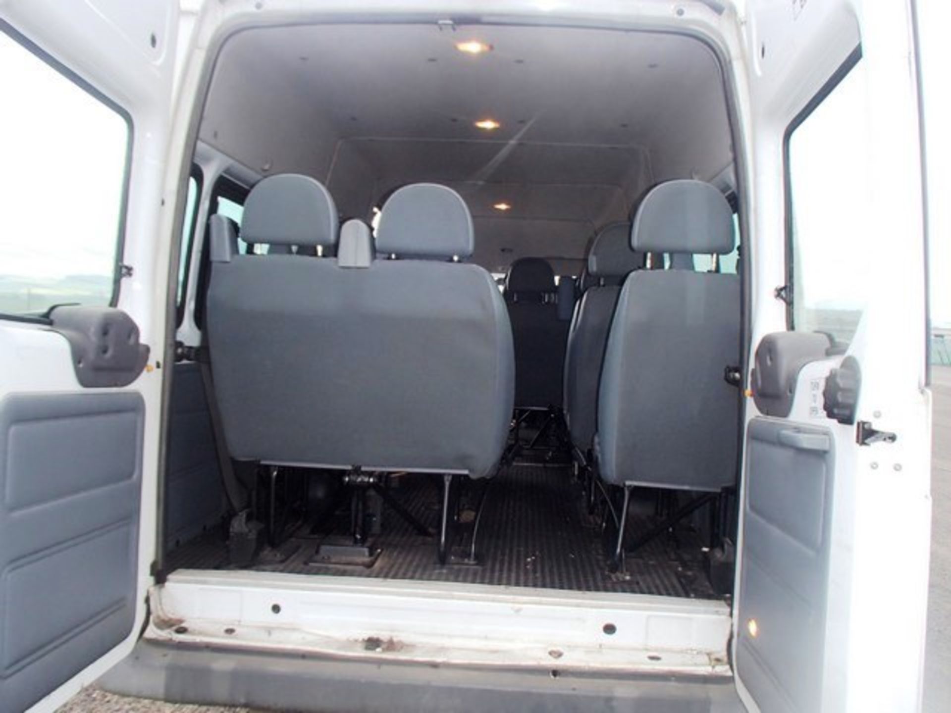 FORD MODEL TRANSIT 100 17-SEAT RWD - 2402ccBody: 2 Dr MinibusColor: WhiteFirst Reg: 28/01/2008Doors: - Image 2 of 11