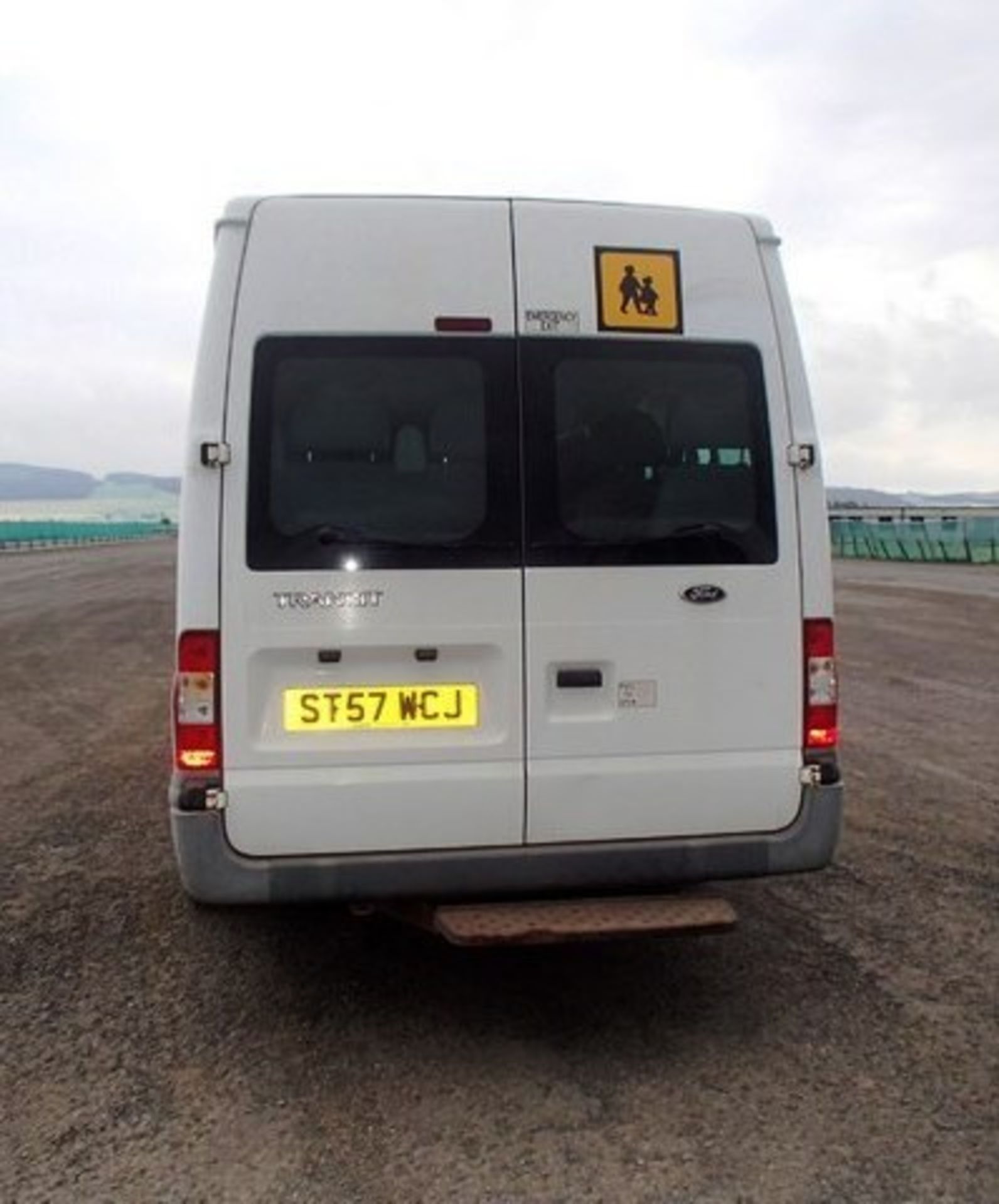 FORD MODEL TRANSIT 100 17-SEAT RWD - 2402ccBody: 2 Dr MinibusColor: WhiteFirst Reg: 28/01/2008Doors: - Image 6 of 11