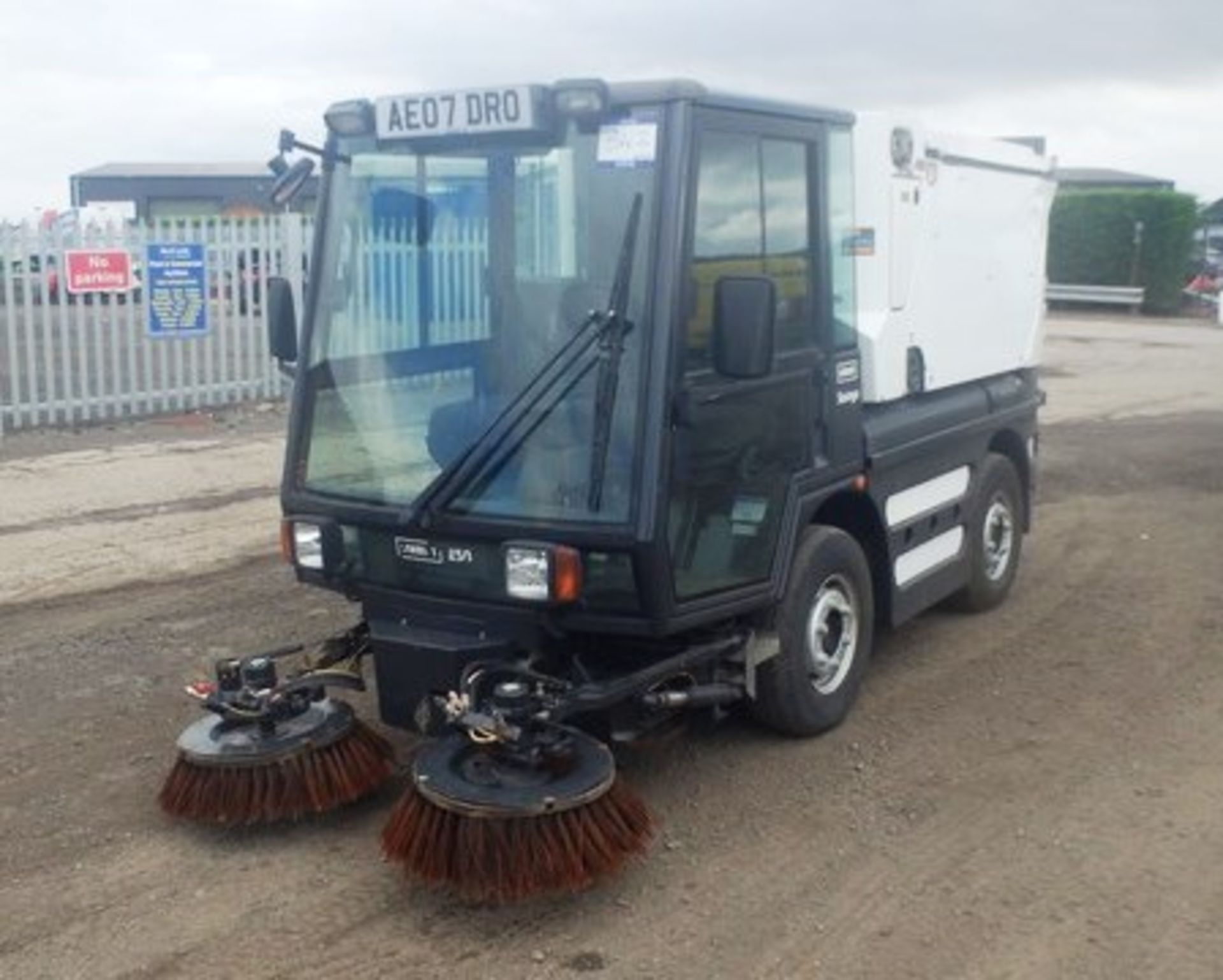 SCHMIDT MODEL SWINGO COMPACT 200 - 2800ccBody: 2 DrColor: WhiteFirst Reg: 05/03/2007Doors: 2MOT: