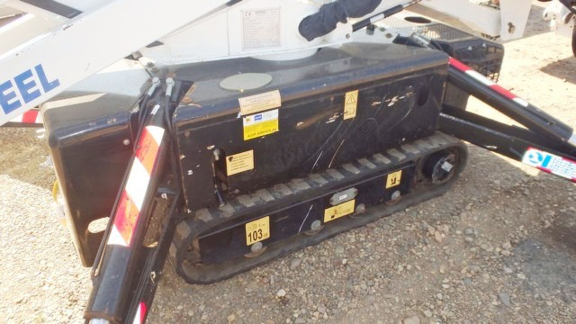 2007 OCTOPUSSY 1715 TWIN BASKET TRACKED ACCESS PLATFORM C/W HONDA PETROL ENGINE AND 110V MOTOR, - Image 16 of 18