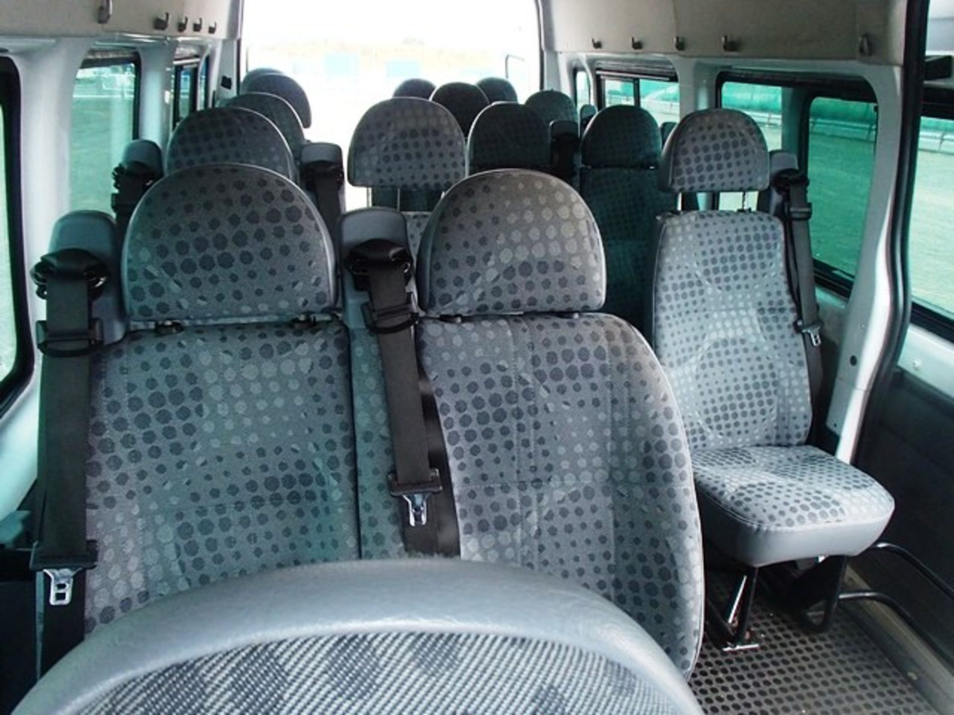 FORD MODEL TRANSIT 100 17-SEAT RWD - 2402ccBody: 2 Dr MinibusColor: WhiteFirst Reg: 28/01/2008Doors: - Image 11 of 11