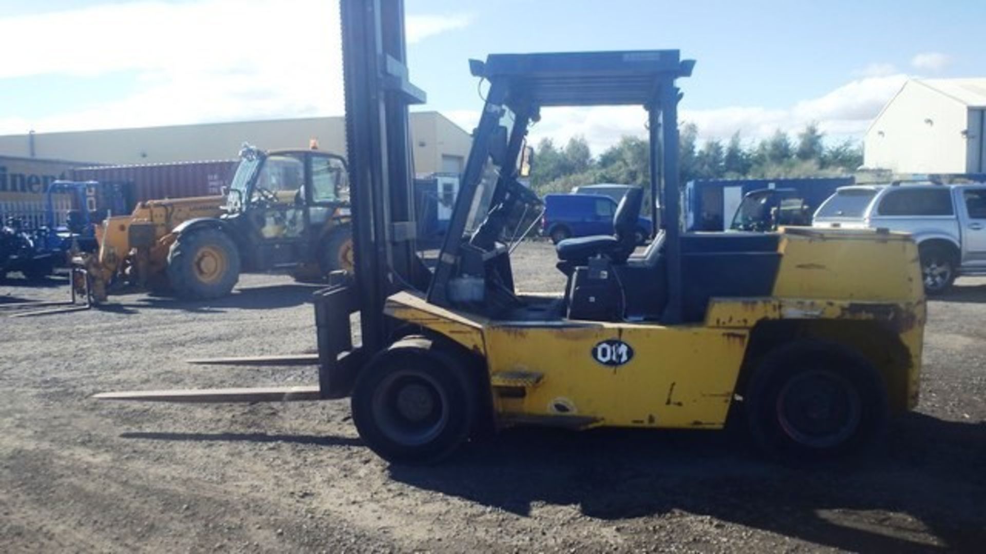 2001 8T OM FORKLIFT TRUCK - Image 2 of 4