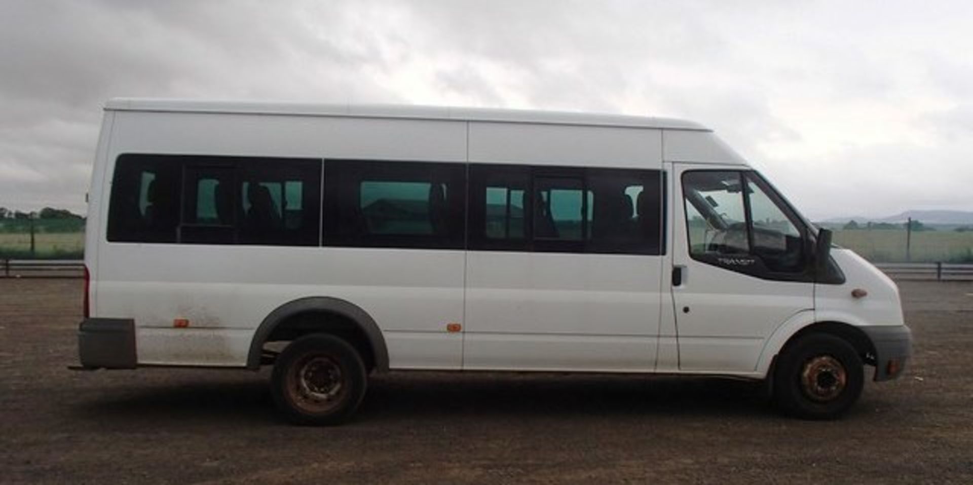 FORD MODEL TRANSIT 100 17-SEAT RWD - 2402ccBody: 2 Dr MinibusColor: WhiteFirst Reg: 28/01/2008Doors: - Image 8 of 11