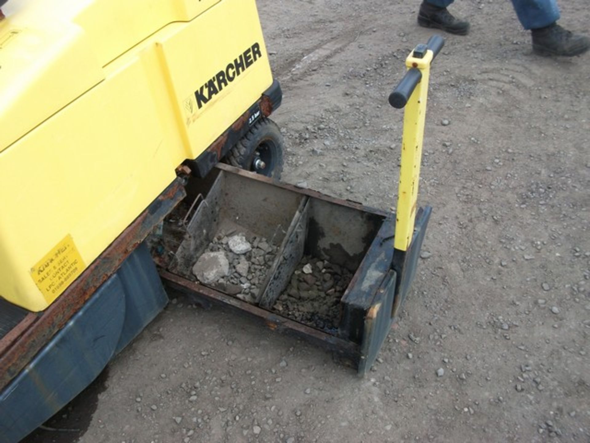 1997 KARCHER MINI RIDE ON SWEEPER, TYPE KMR 1200D, 78 HOURS (NOT VERIFIED) - Image 3 of 6