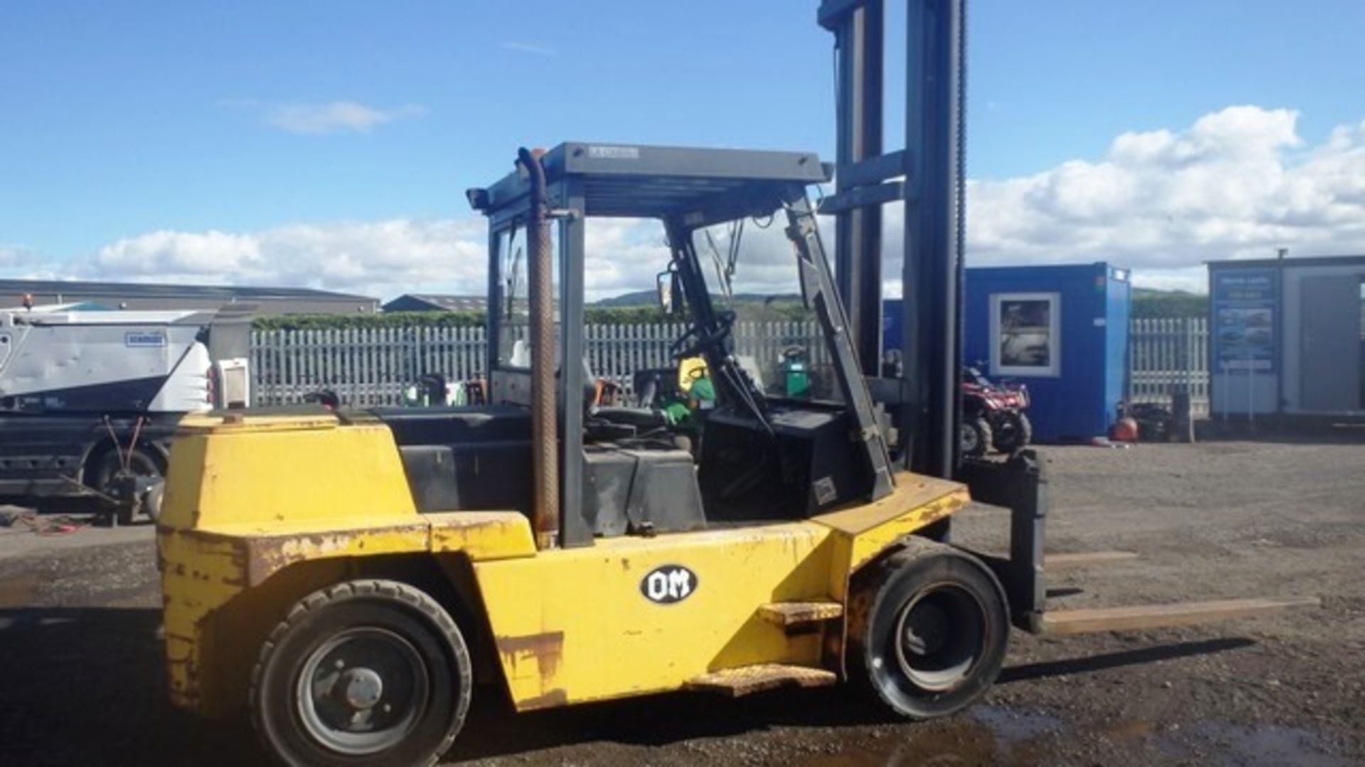 2001 8T OM FORKLIFT TRUCK - Image 4 of 4