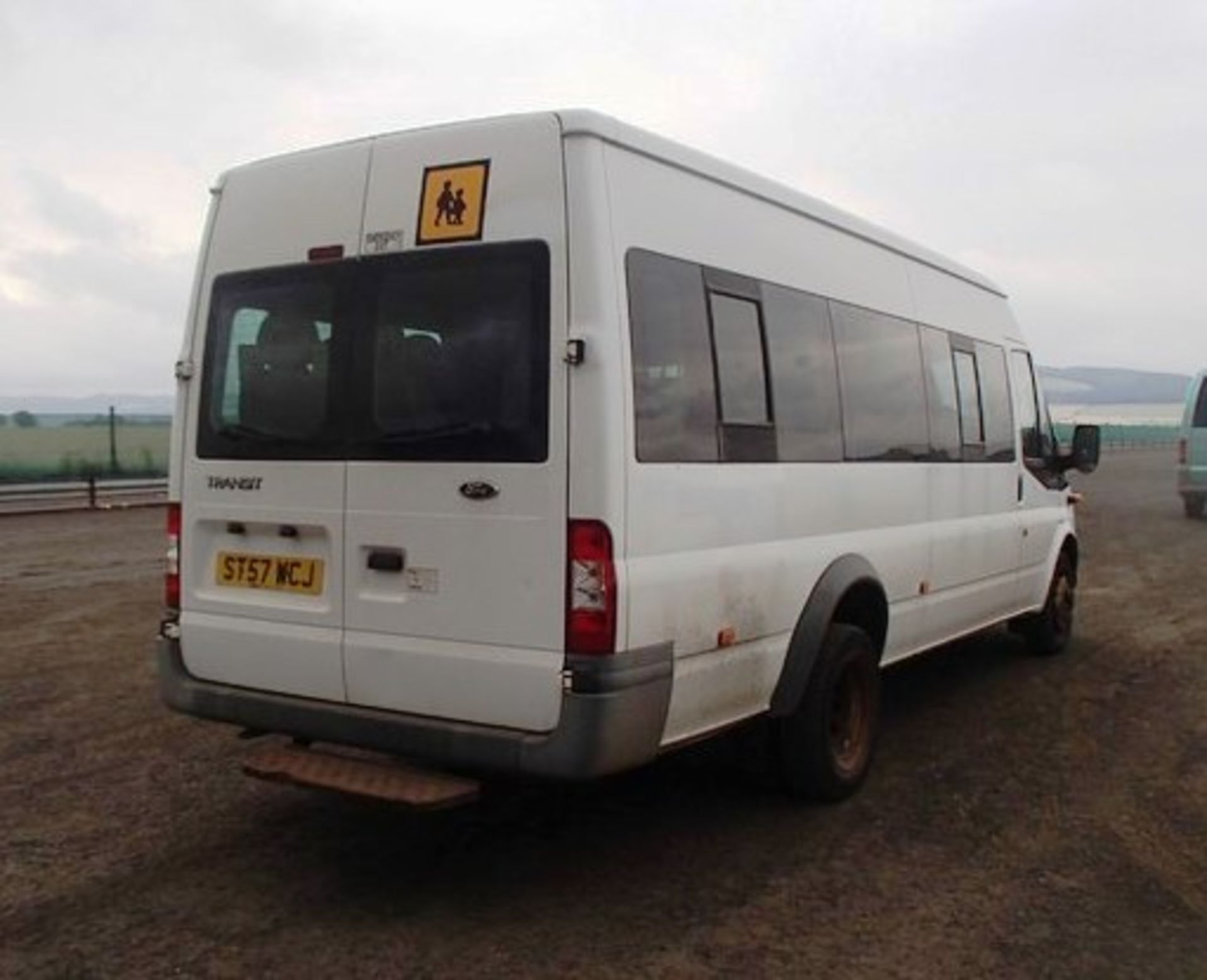 FORD MODEL TRANSIT 100 17-SEAT RWD - 2402ccBody: 2 Dr MinibusColor: WhiteFirst Reg: 28/01/2008Doors: - Image 7 of 11