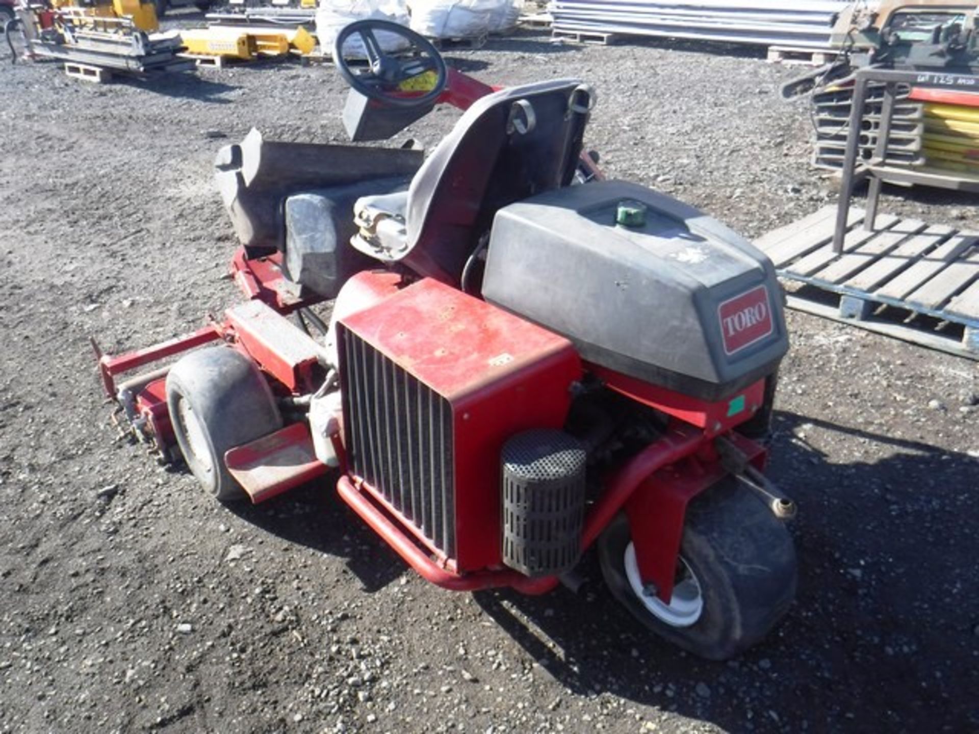 TORO 3000D RIDE ON LAWNMOWER, SN 04375 50444, 4372 HOURS (NOT VERIFIED) - Image 3 of 4