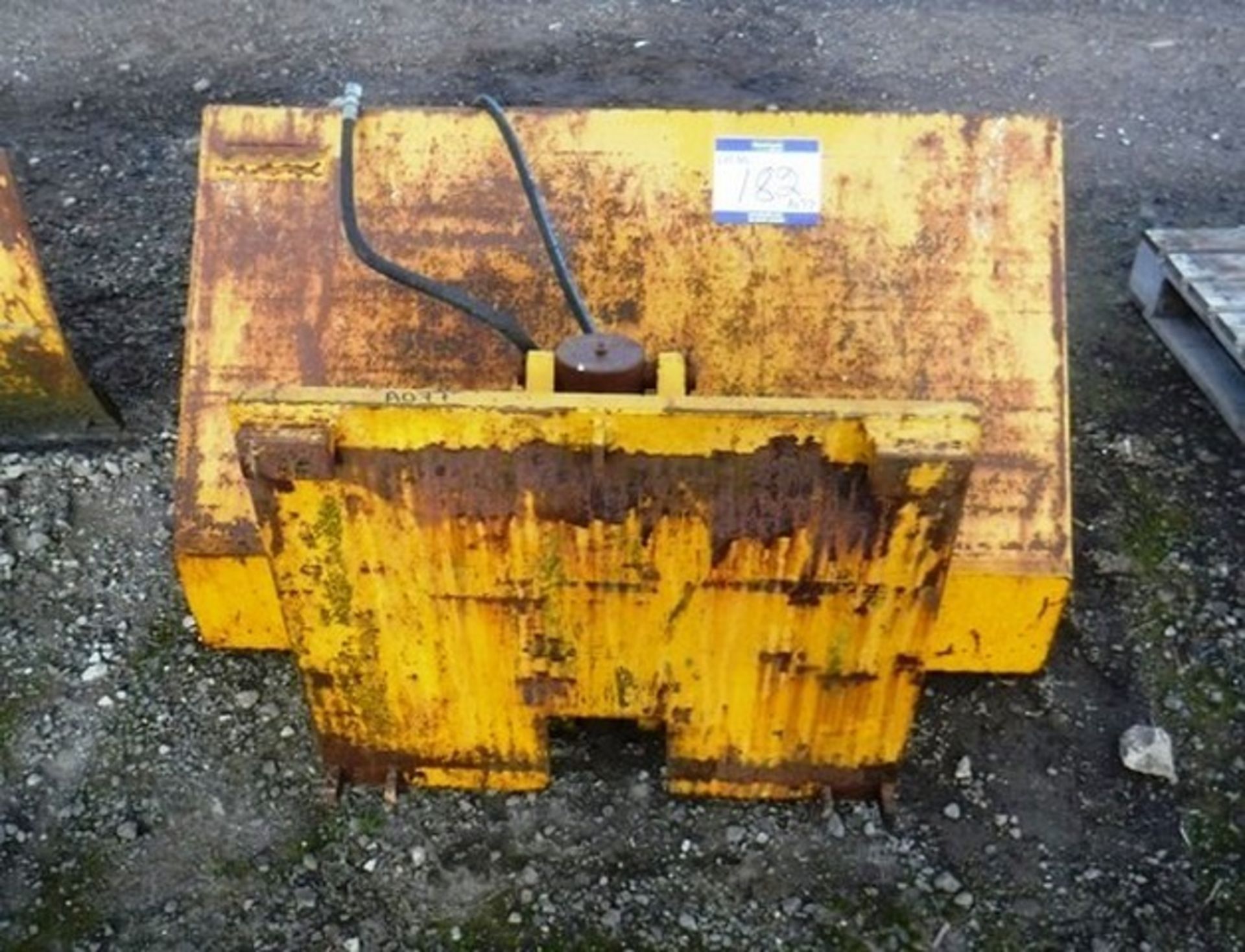 BUCKET ON FRAME WITH HYDRAULIC FITTINGS 4' 2" X 4' X 2' HITCH*DIRECT FROM COUNCIL* - Image 3 of 3