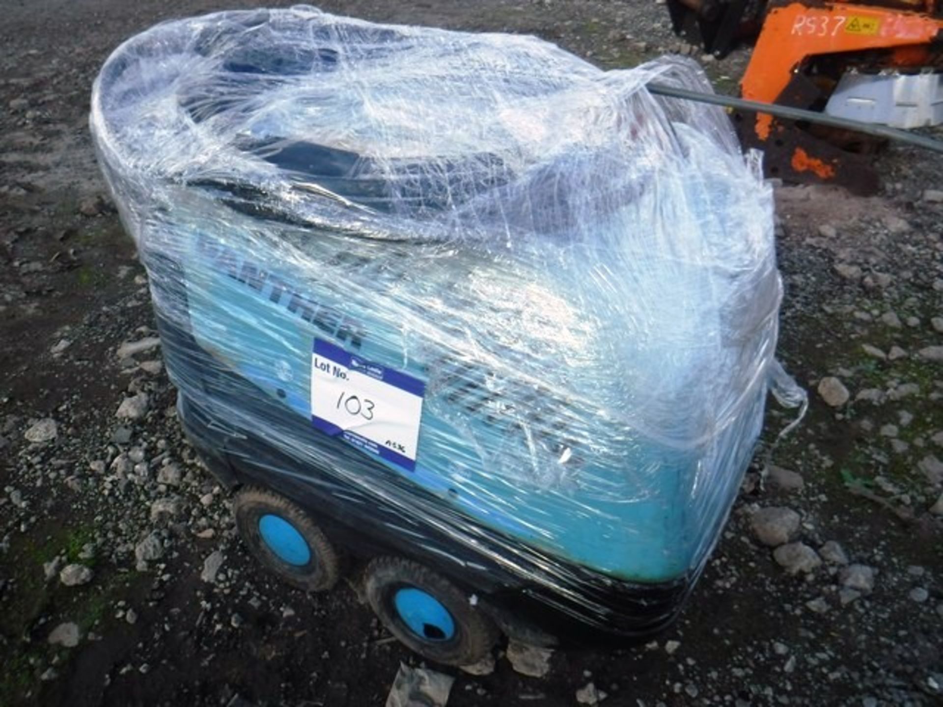 PANTHER EDGE 10/100 HOT/COLD PRESSURE WASHER C/W LANCE*DUE TO RETIREMENT*
