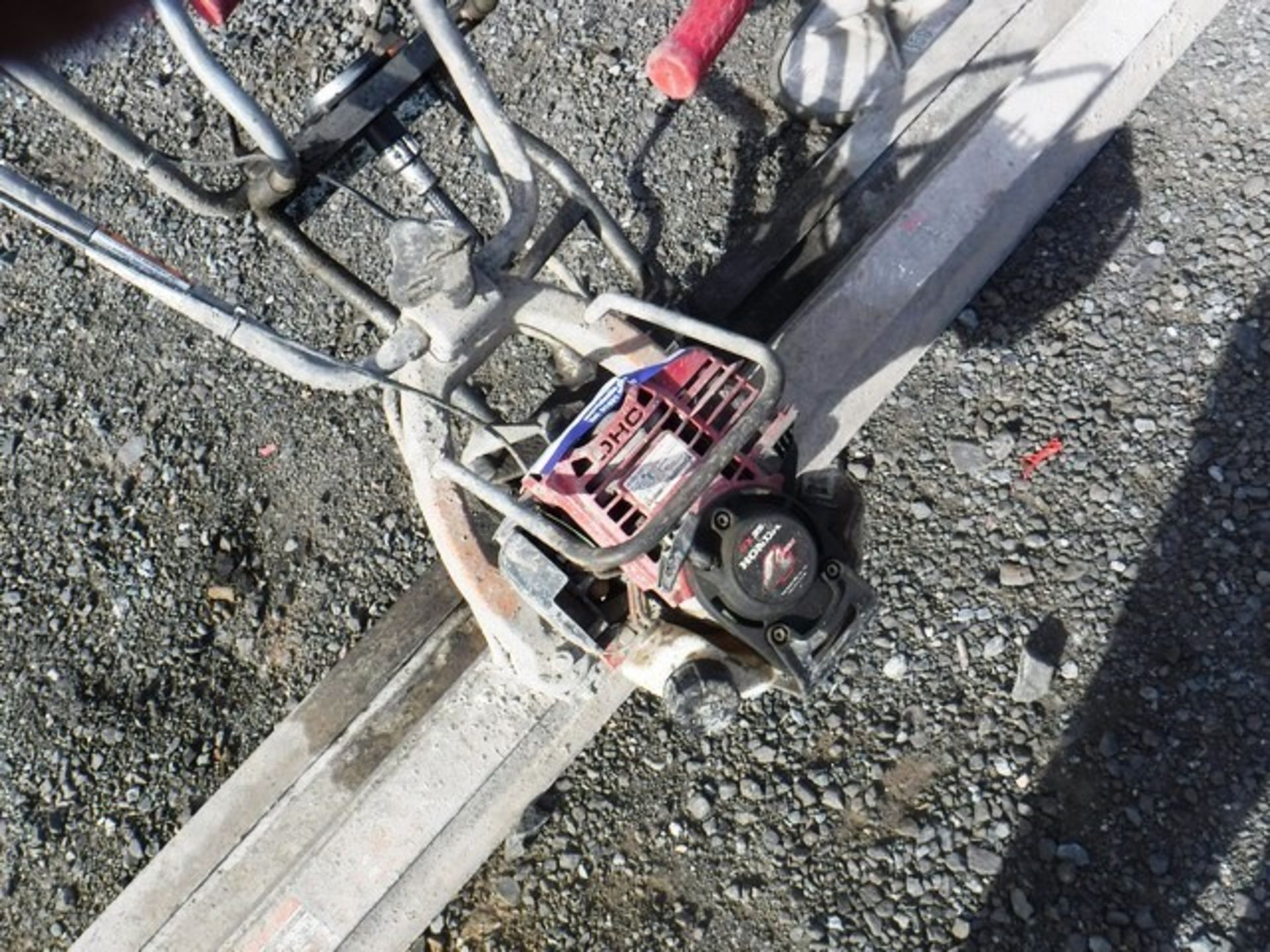 2 NO SCREEDERS (ONE WITH HONDA ENGINE AND ONE WITH NO ENGINE) & HYDRAULIC SLAB LIFTER SP82-003** - Image 2 of 4