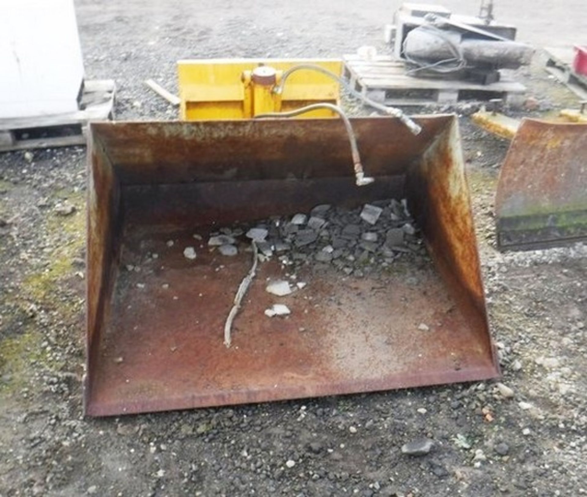 BUCKET ON FRAME WITH HYDRAULIC FITTINGS 4' 2" X 4' X 2' HITCH*DIRECT FROM COUNCIL* - Image 2 of 3
