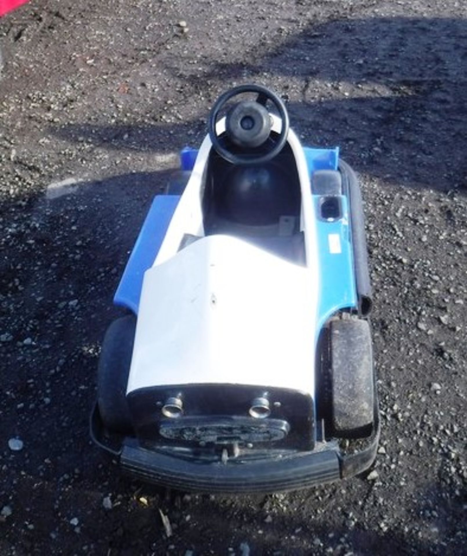 KIDS 12V BLUE AND WHITE ELECTRIC CAR*DIRECT FROM COUNCIL* - Image 3 of 3