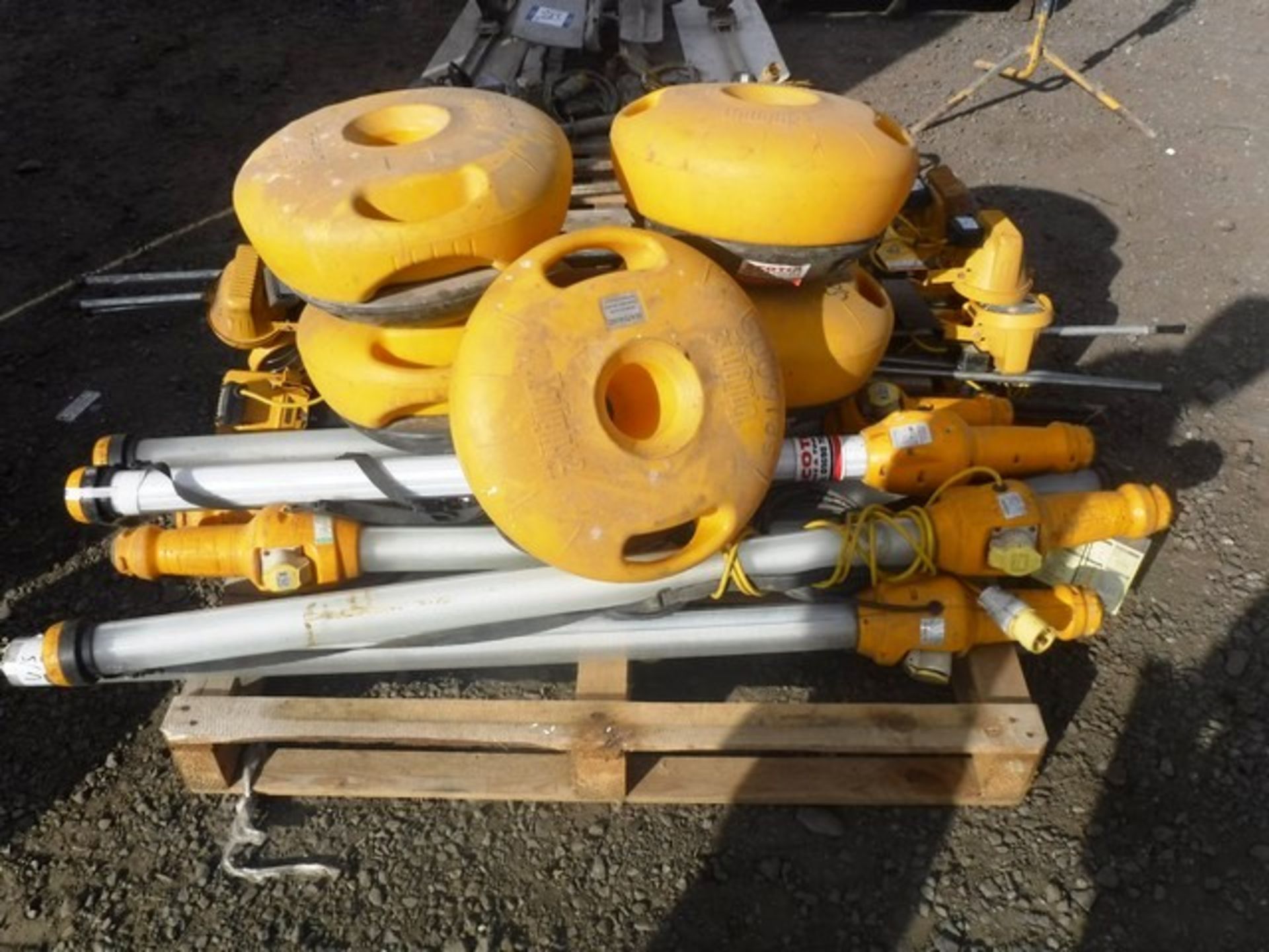 PALLET OF LIGHTS COMPLETE WITH BASES, SP16-008, SP16-001, SP15-026, SP16-028, SP16-009, 1 NO SN, 110