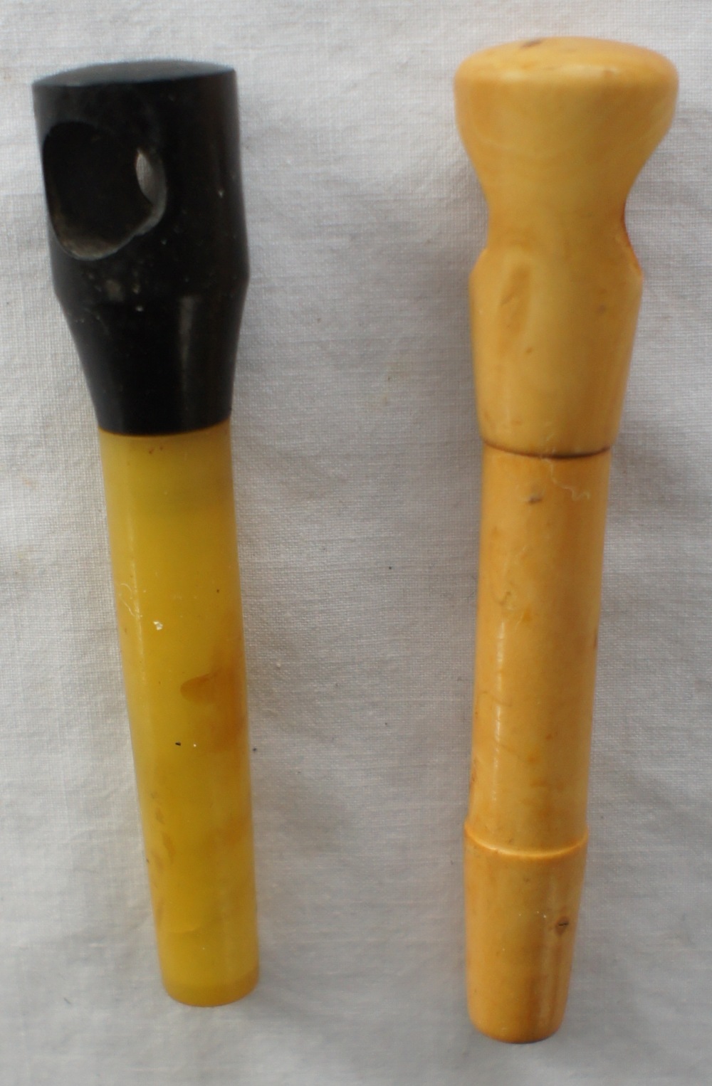 One novelty lightwood foldaway corkscrew marked ARUNDEL and one yellow and black Bakelite foldaway - Image 4 of 6