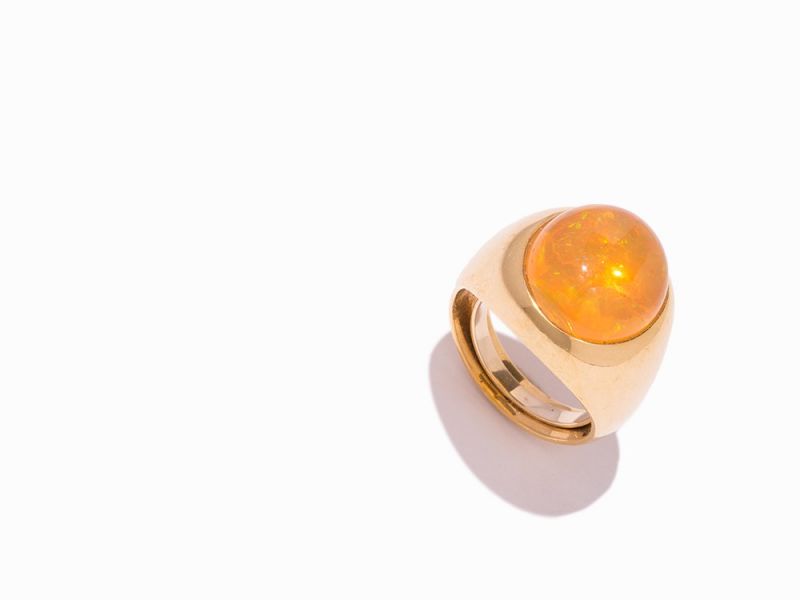 Yellow gold and fire opal ringAttributed USA, 20th centuryChunky cabochon fire opal ringTotal