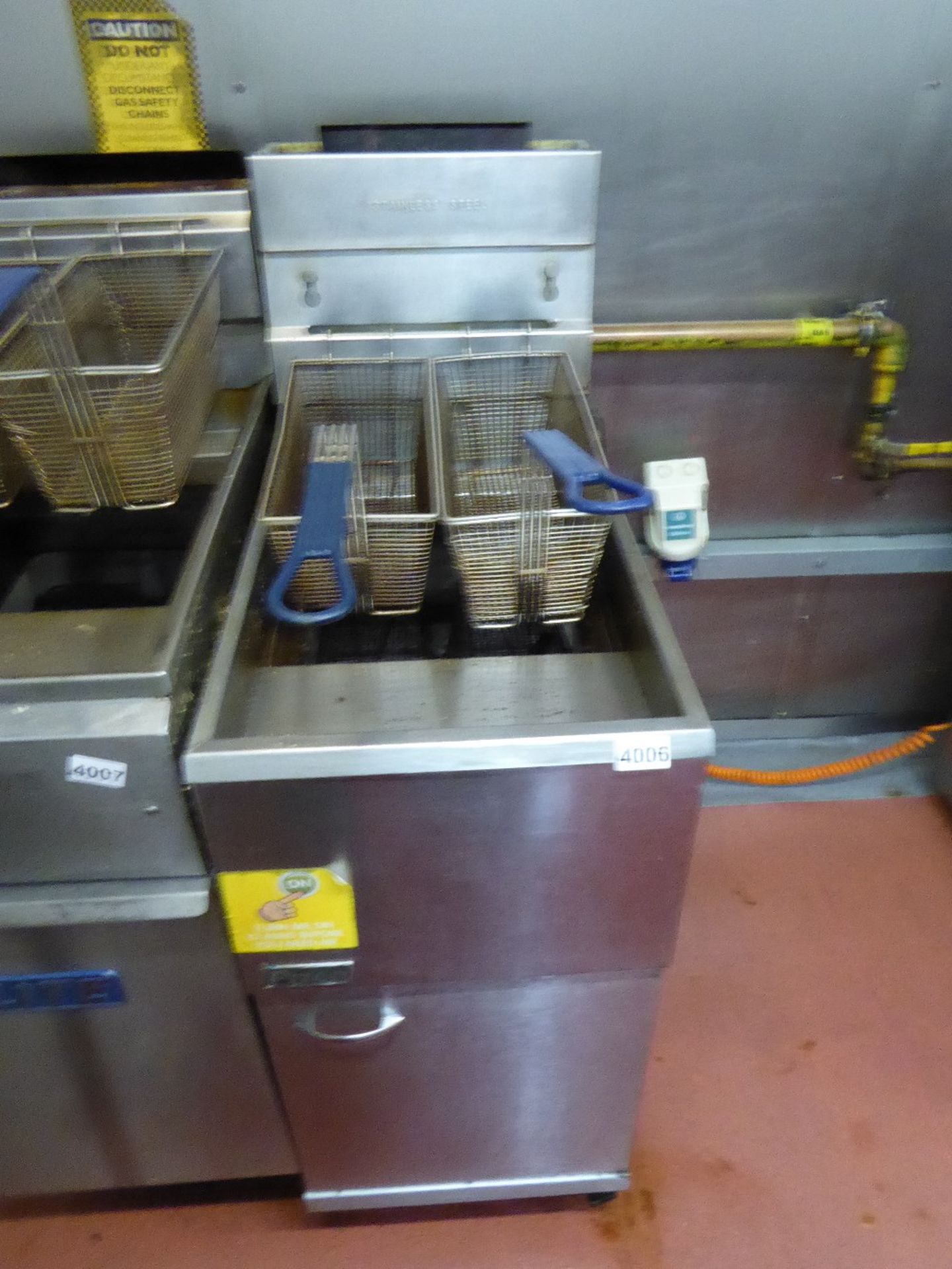 Pitco Double basket , single well Fryer , natural gas , 380 x770