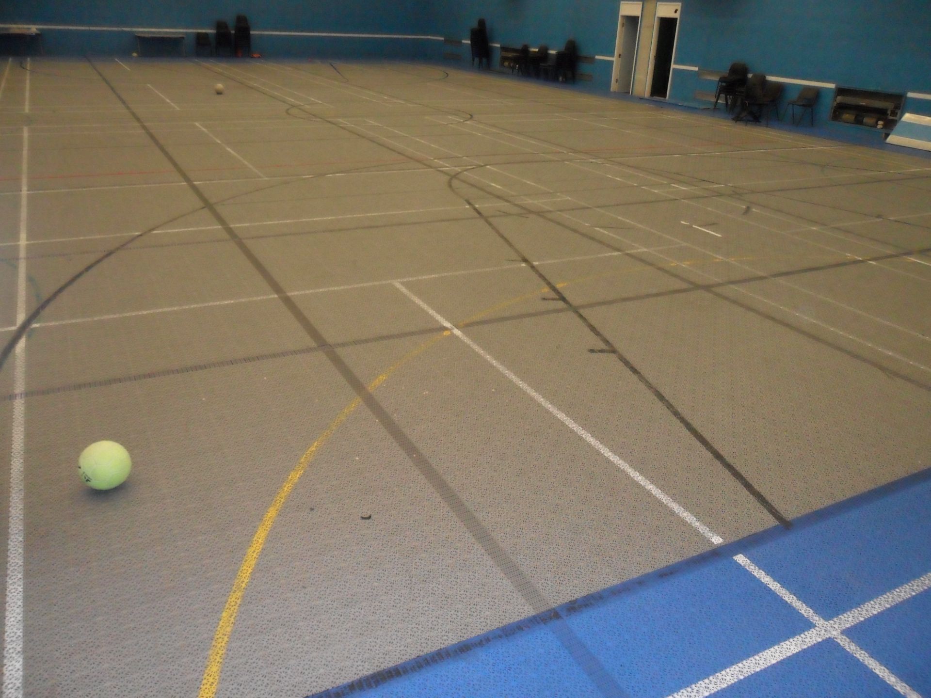 Interlocking (multi functional sports), sports hall floor comes as a sectional system for ease of in - Bild 2 aus 2