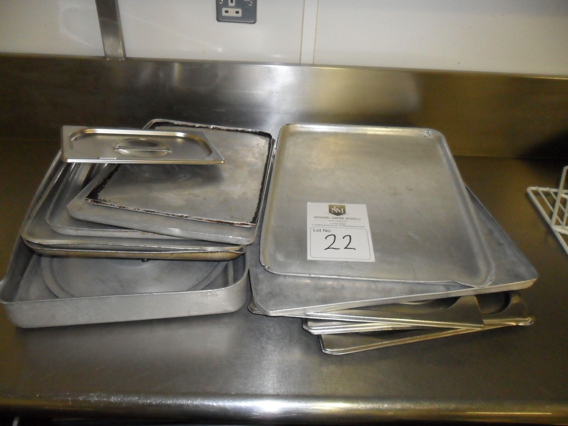 Trays approx 10 and lids. Varierty of catering/kitchen trays and lids.