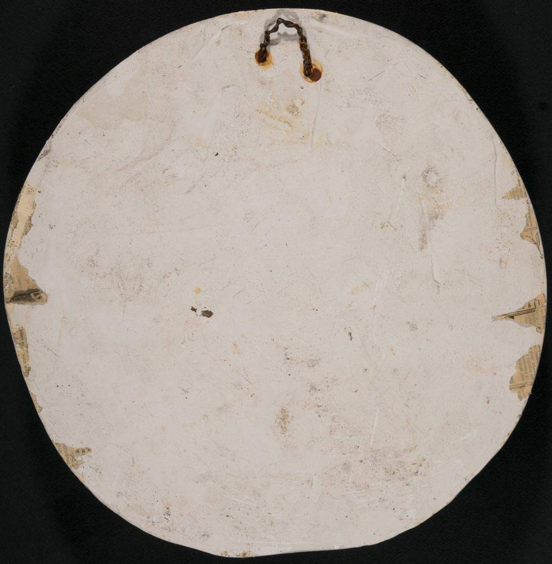 Runde Stuckrelief-Wandplatte signiert & datiert "R. Kurz 1917". Durchmesser ca. 34,5 cm. - Image 2 of 3