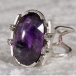 750er Weissgold-Designerring mit großem, ovalem Amethyst-Cabochon flankiert von 4 Diamanten.