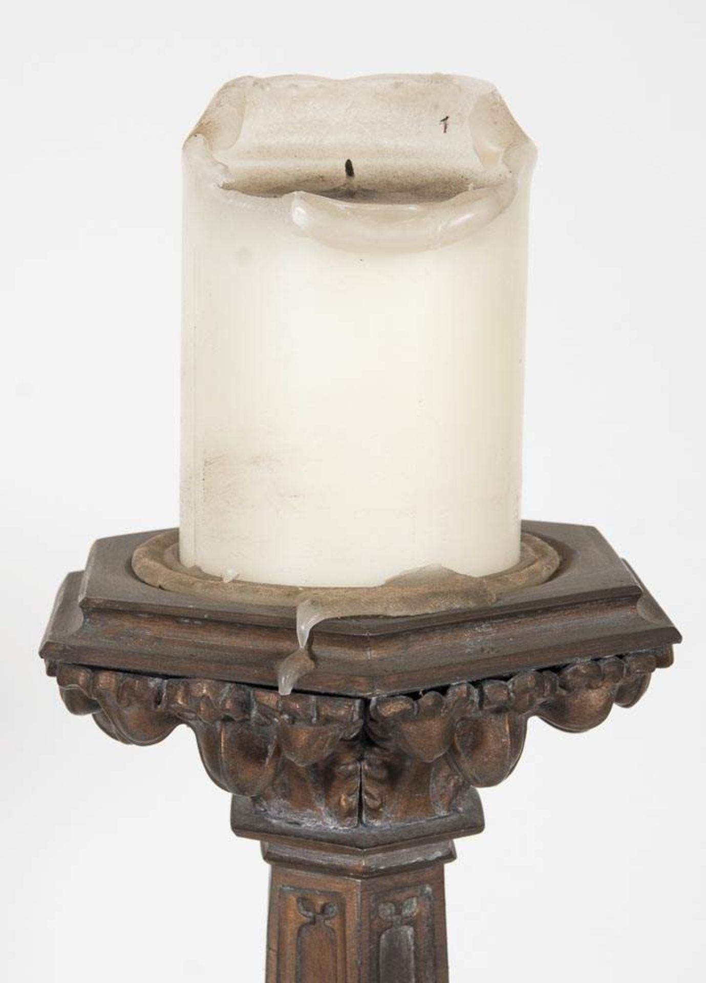 Paar großer, einflammiger Kerzenleuchter, Neogotik 19./20. Jhd. Zinkguss. Höhe je ca. 57 cm. Alters- - Image 2 of 7