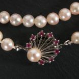 Feine Perlenkette mit 585er Weissgoldschliesse, diese mit 8 Rubinen und einer gr. Perle besetzt.