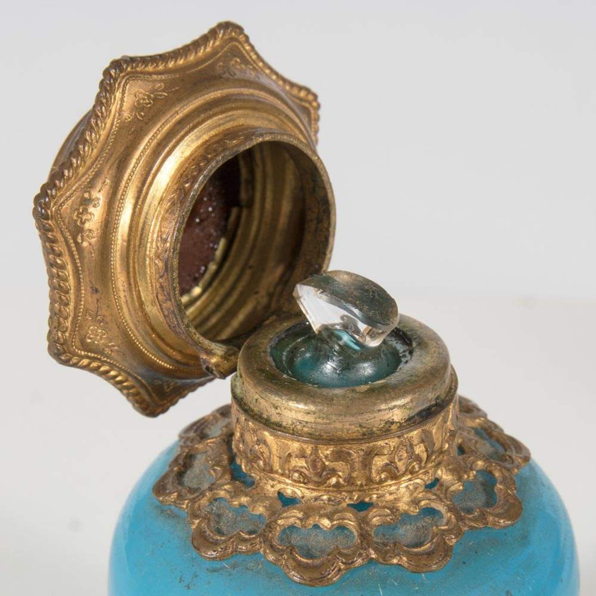 Paar Parfüm Flacons in original Deckelschatulle. Blaue Glasflakons mit Messingblechbeschlägen, - Image 3 of 12