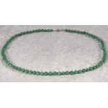 Lange, grüne Jade-Kette. 835er Silberschließe. Gesamtlänge ca. 78 cm.