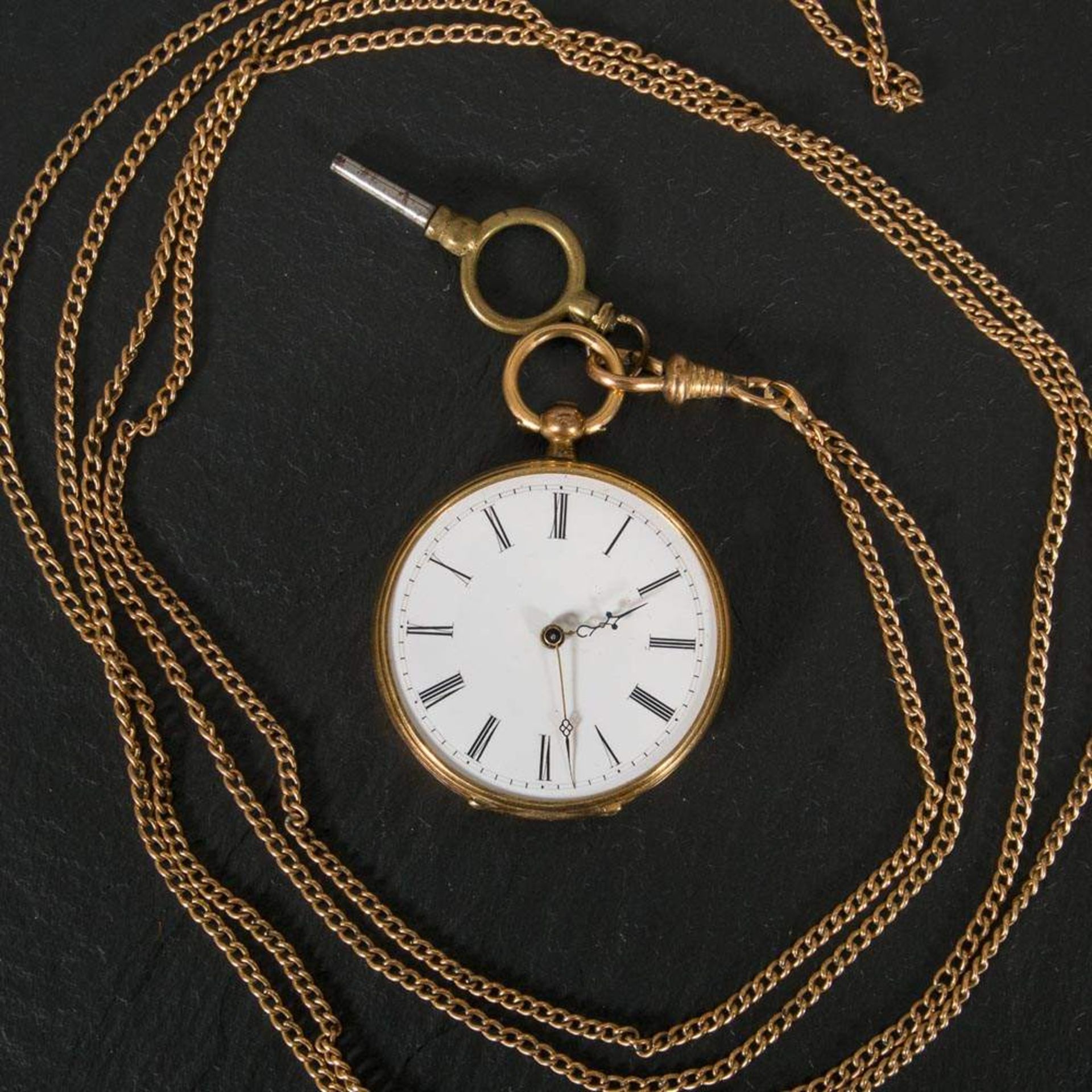 Feine 18K Gelbgold Damentaschenuhr, 19. Jhd., (Werk defekt), an vergoldeter Halskette, Durchmesser