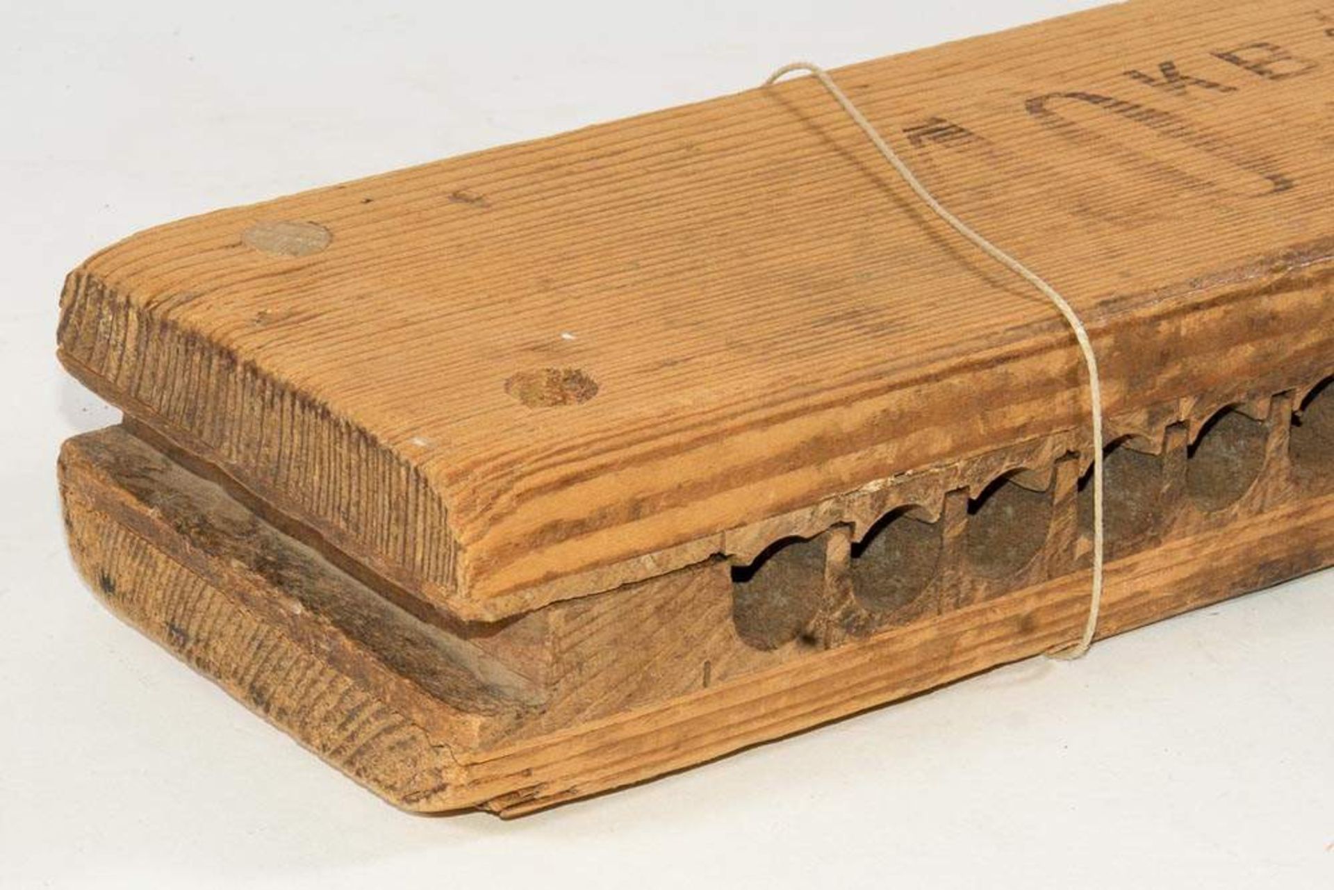 Zigarrenpresse. Holz. Bez. "K. B. & Co. 1930 -  No. 10466". Länge 57 cm. - Image 4 of 5