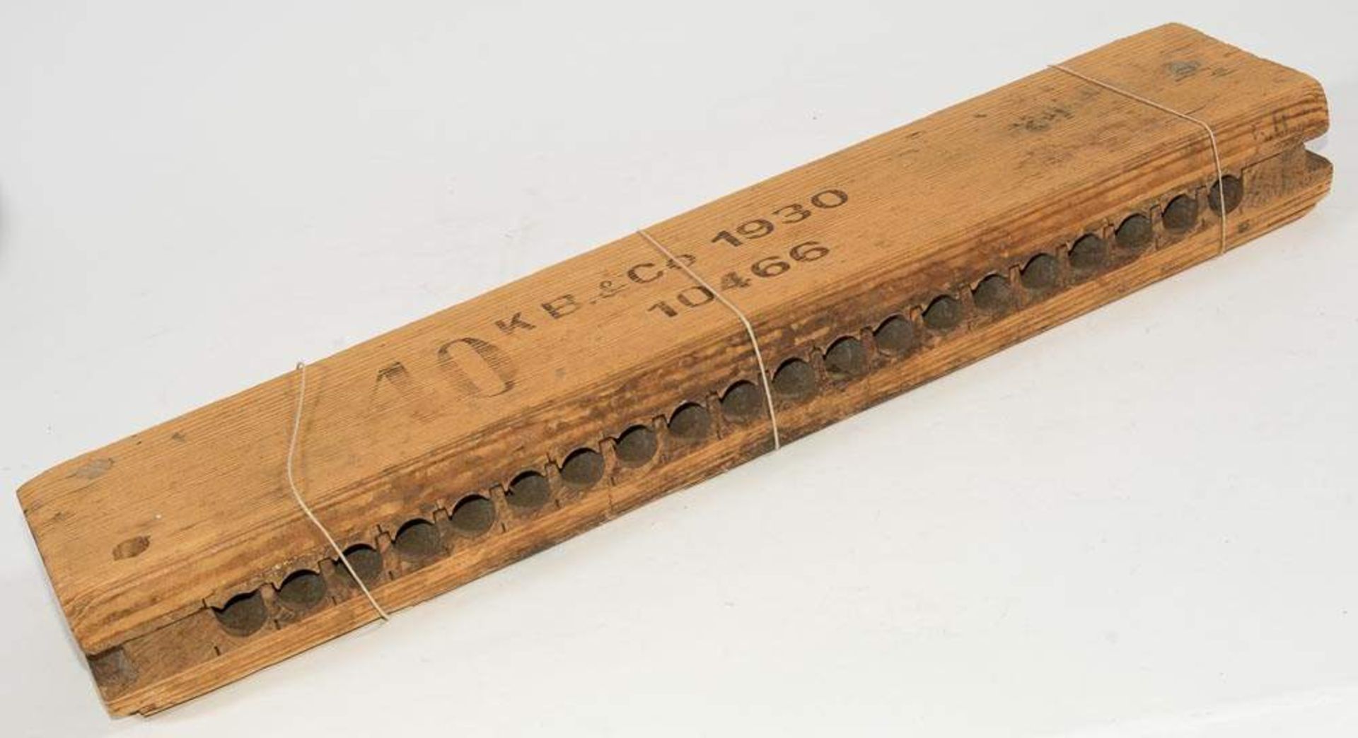 Zigarrenpresse. Holz. Bez. "K. B. & Co. 1930 -  No. 10466". Länge 57 cm. - Image 5 of 5