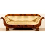 Biedermeier-Sofa. Braunschweig um 1830. Mahagoni massiv & furniert, helle Bandintarsia.