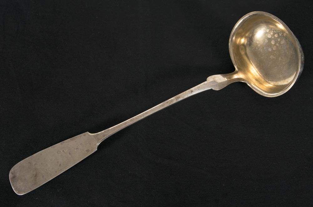 Grosse Suppenkelle. 12lötiges Silber (750er). 19. Jhd. Schöner Erhalt. Ca. 162 gr. Länge ca. 35 cm.