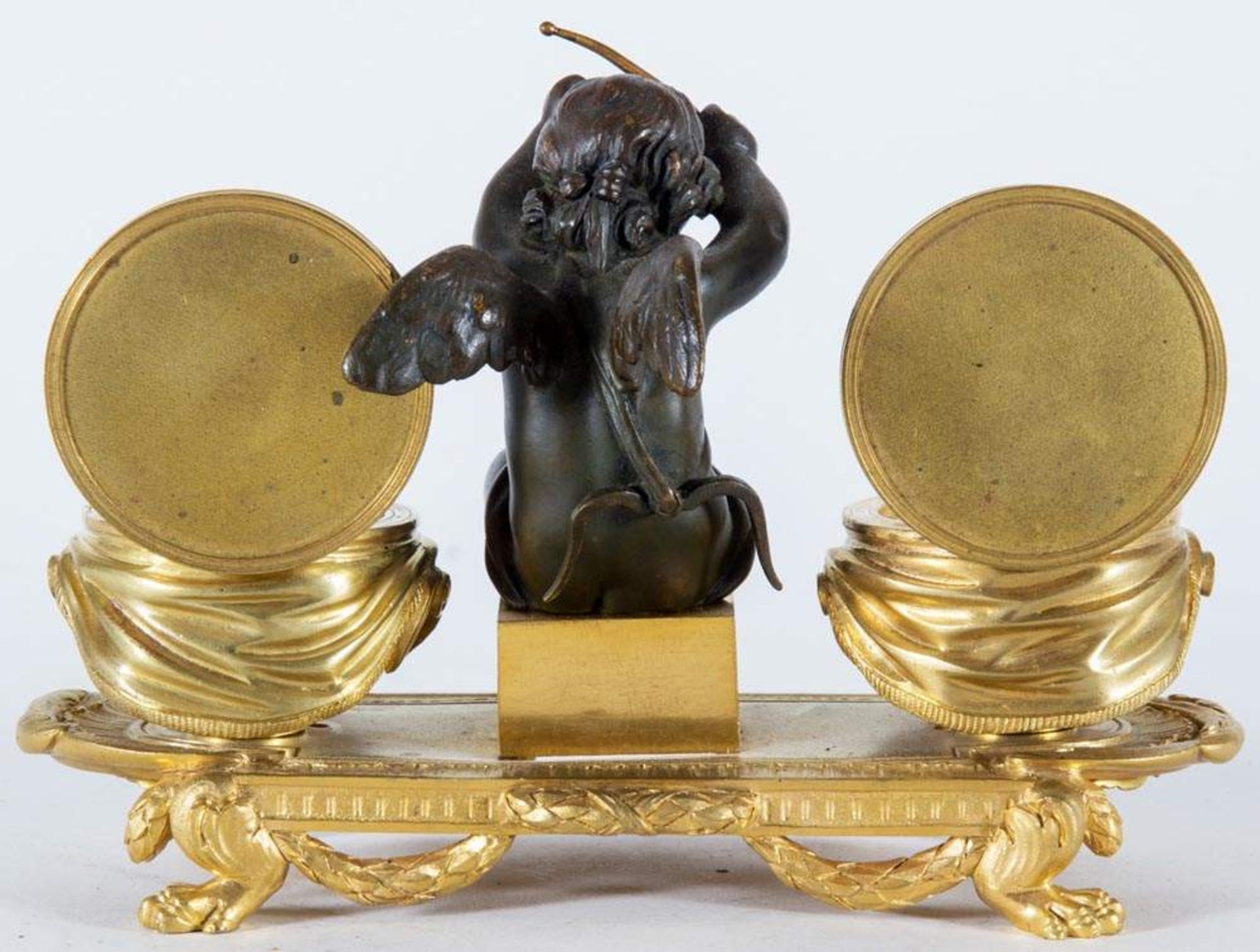 Feine Schreibtischgarnitur. Bronze, teilweise vergoldet. Historismus, 19. Jhd. Tintenfässer fehlend. - Image 5 of 5