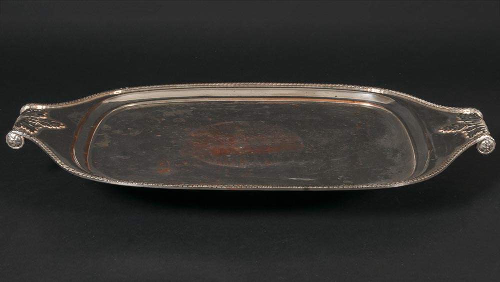 Grosses Tablett. Versilbert. Empirestil. Ca. 37 x 65 cm. Gebrauchsspuren. - Image 5 of 6