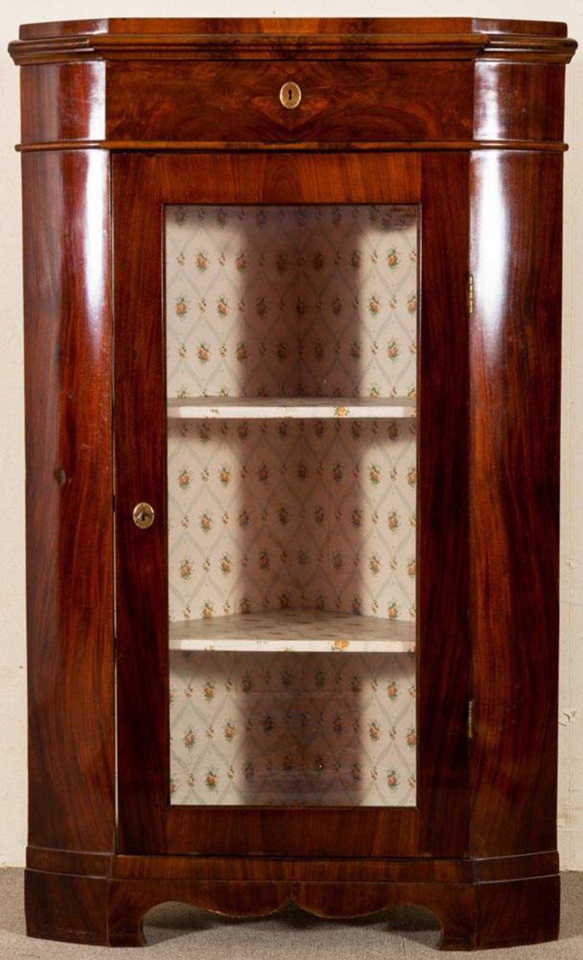 Elegante Eckvitrine. Mahagoni massiv & furniert. Ältere Restauration. Norddeutsches Biedermeier um