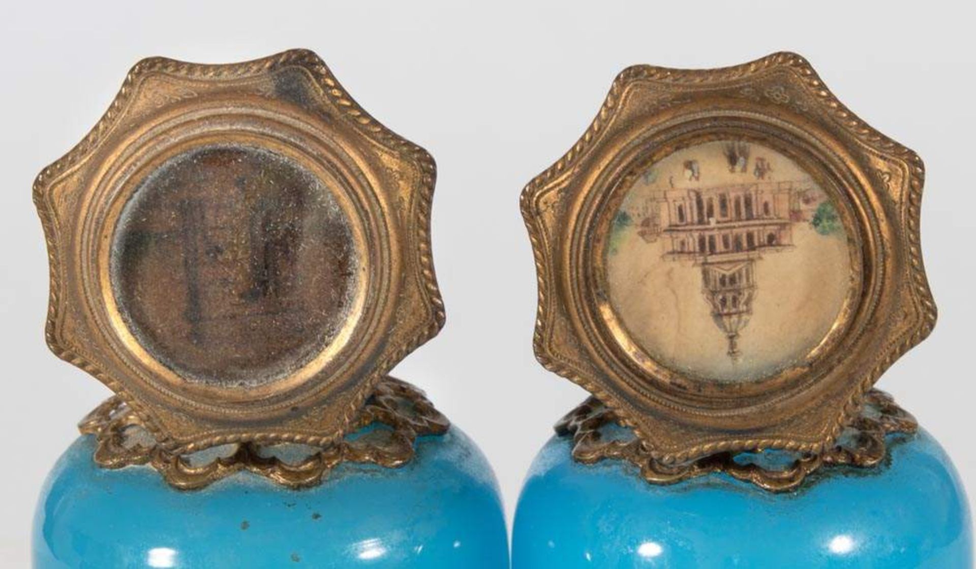 Paar Parfüm Flacons in original Deckelschatulle. Blaue Glasflakons mit Messingblechbeschlägen, - Image 12 of 12