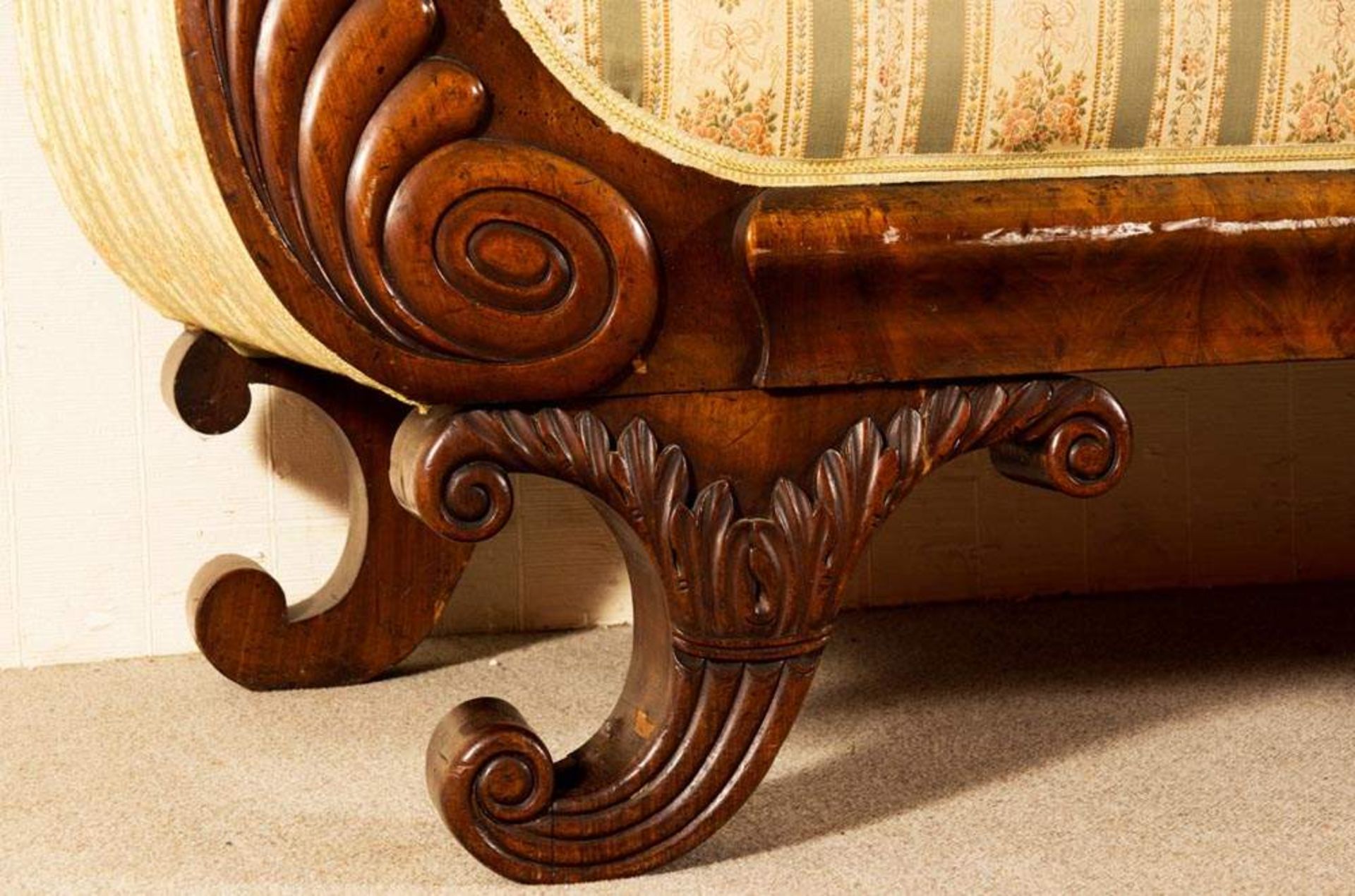 Biedermeier-Sofa. Hannover um 1840. Mahagoni massiv & furniert. Unrestaurierter Fundzustand. Ca. - Image 10 of 11