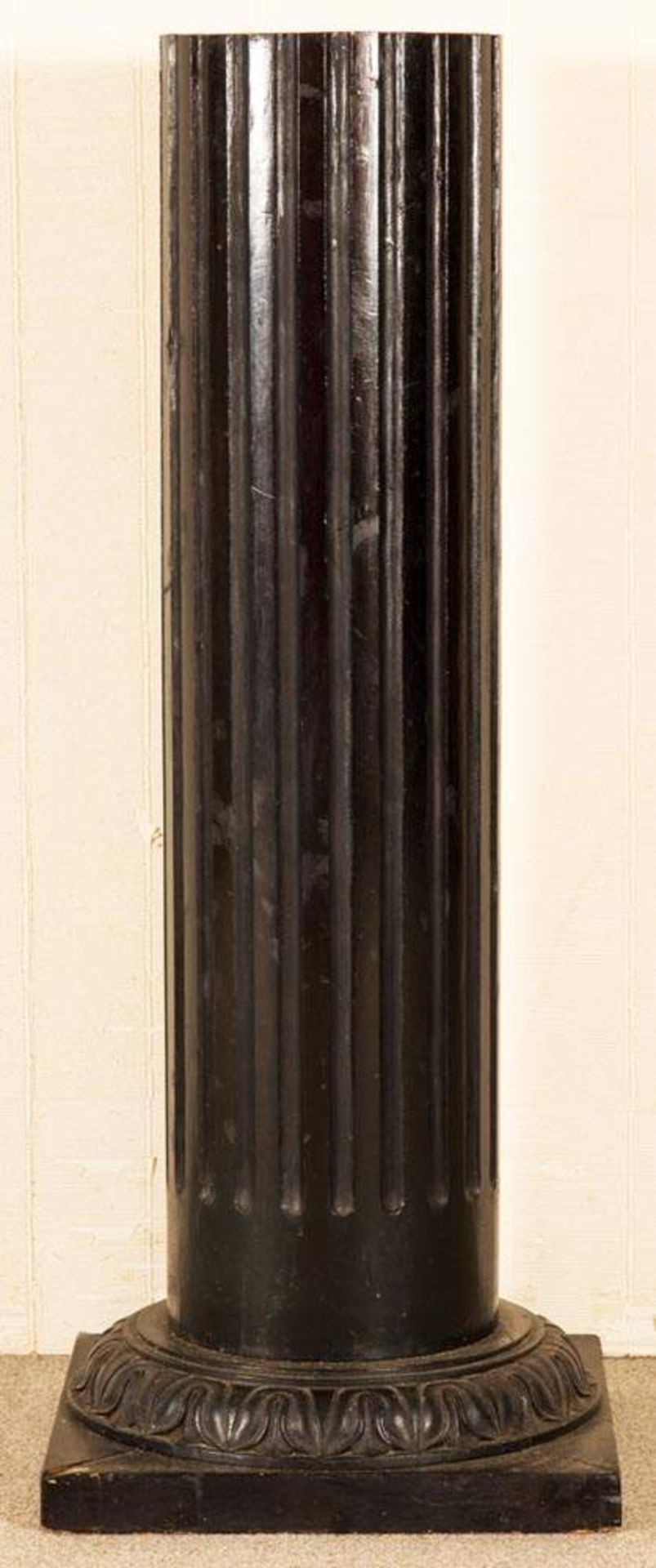 Skulpturensäule. Ebonisiertes Holz. 19. Jhd. Höhe ca. 97 cm, Durchmesser ca. 23 cm, Bodenplatte - Image 2 of 4