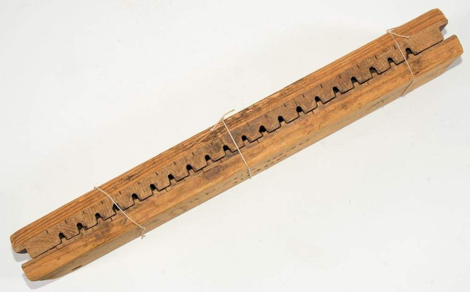 Zigarrenpresse. Holz. Bez. "K. B. & Co. 1930 -  No. 10466". Länge 57 cm. - Image 3 of 5