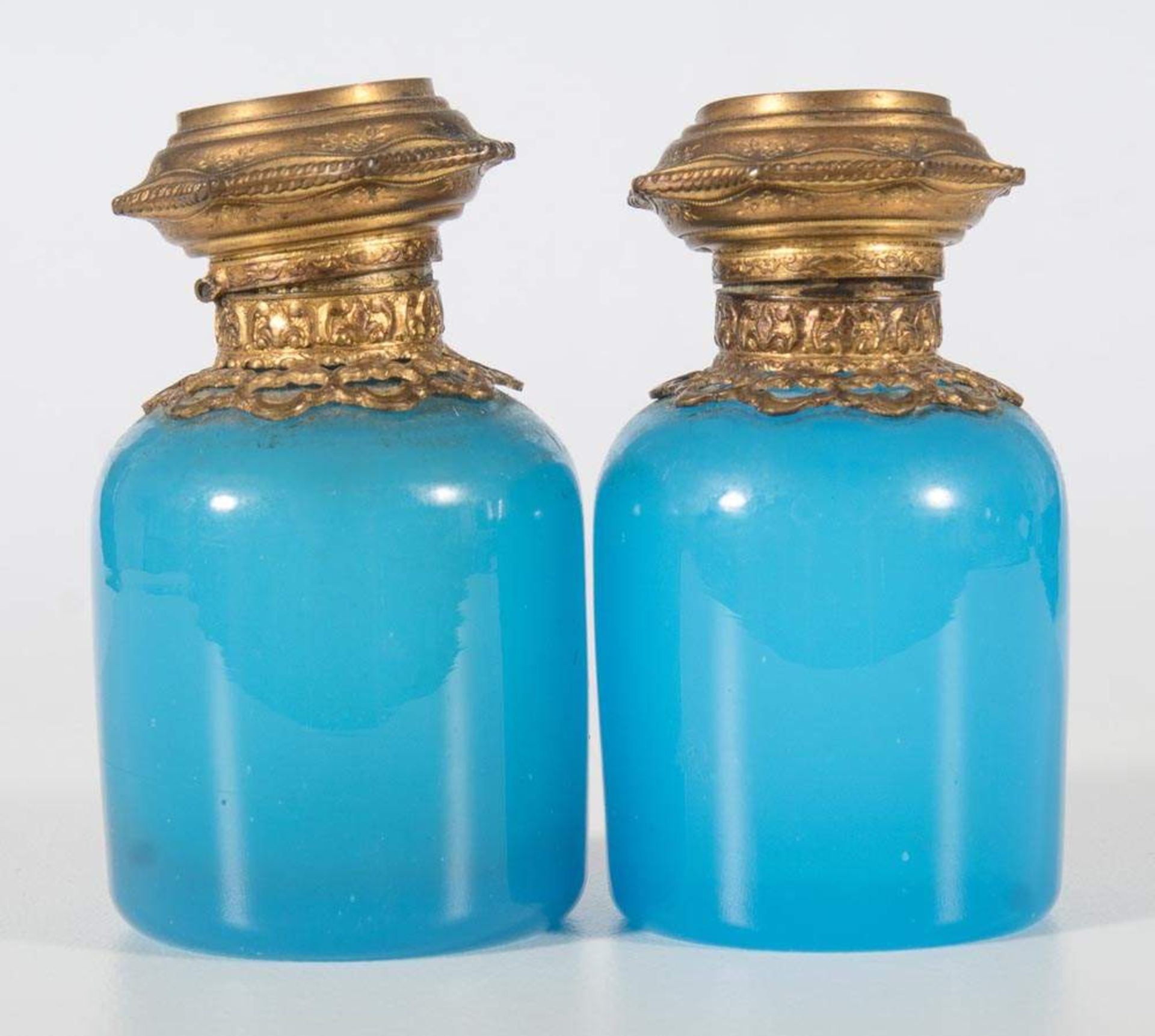Paar Parfüm Flacons in original Deckelschatulle. Blaue Glasflakons mit Messingblechbeschlägen, - Image 10 of 12