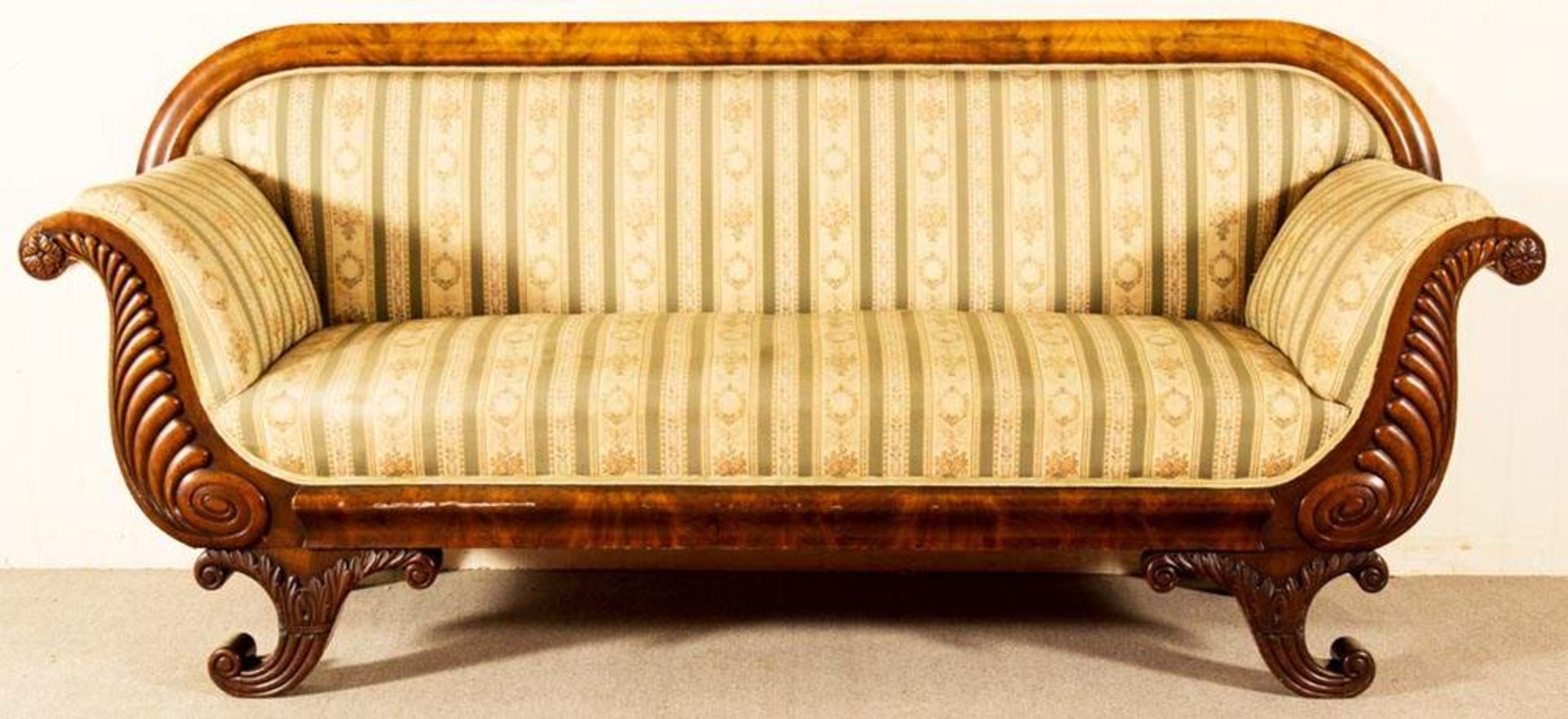 Biedermeier-Sofa. Hannover um 1840. Mahagoni massiv & furniert. Unrestaurierter Fundzustand. Ca. - Image 2 of 11