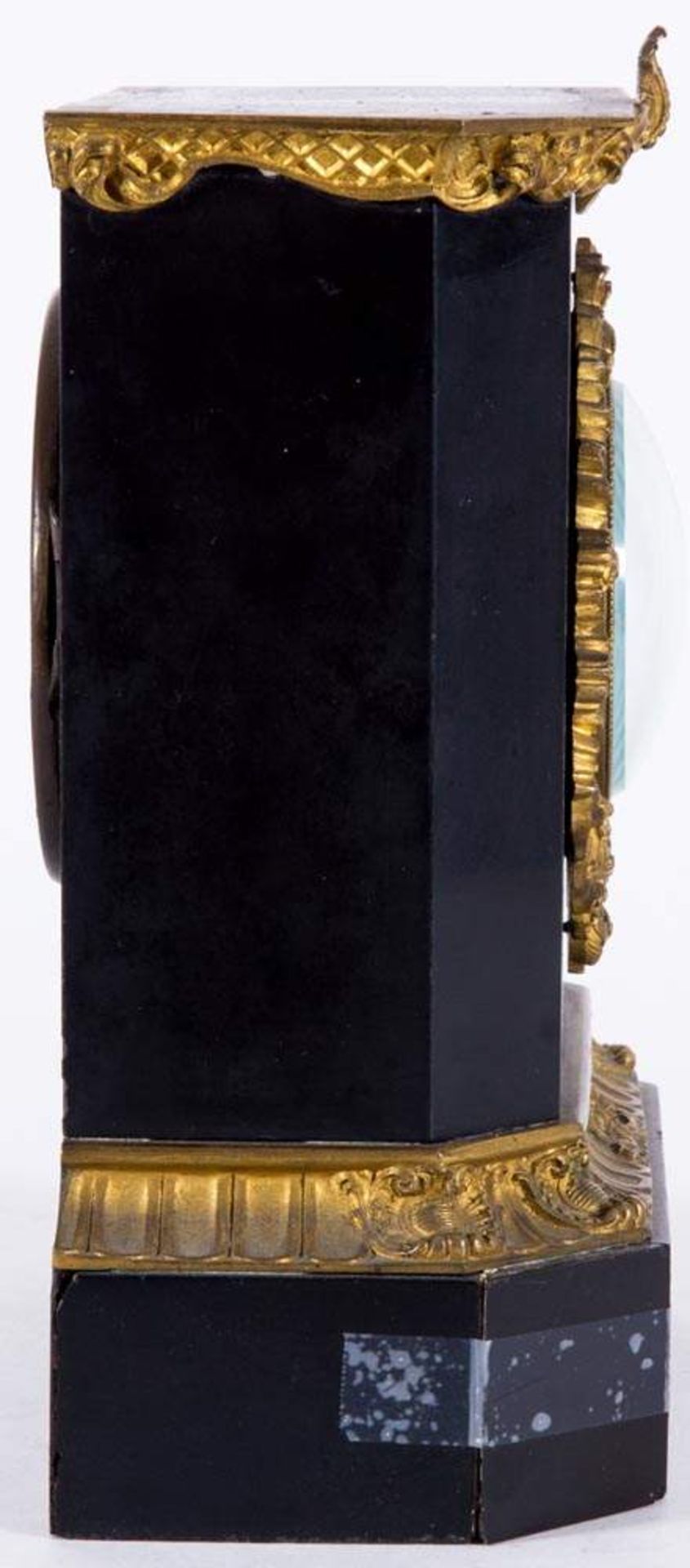 Dekorative Kaminuhr um 1890. Schwarzes Gehäuse mit reichem Messingbeschlagwerk, mechanisches - Image 3 of 9