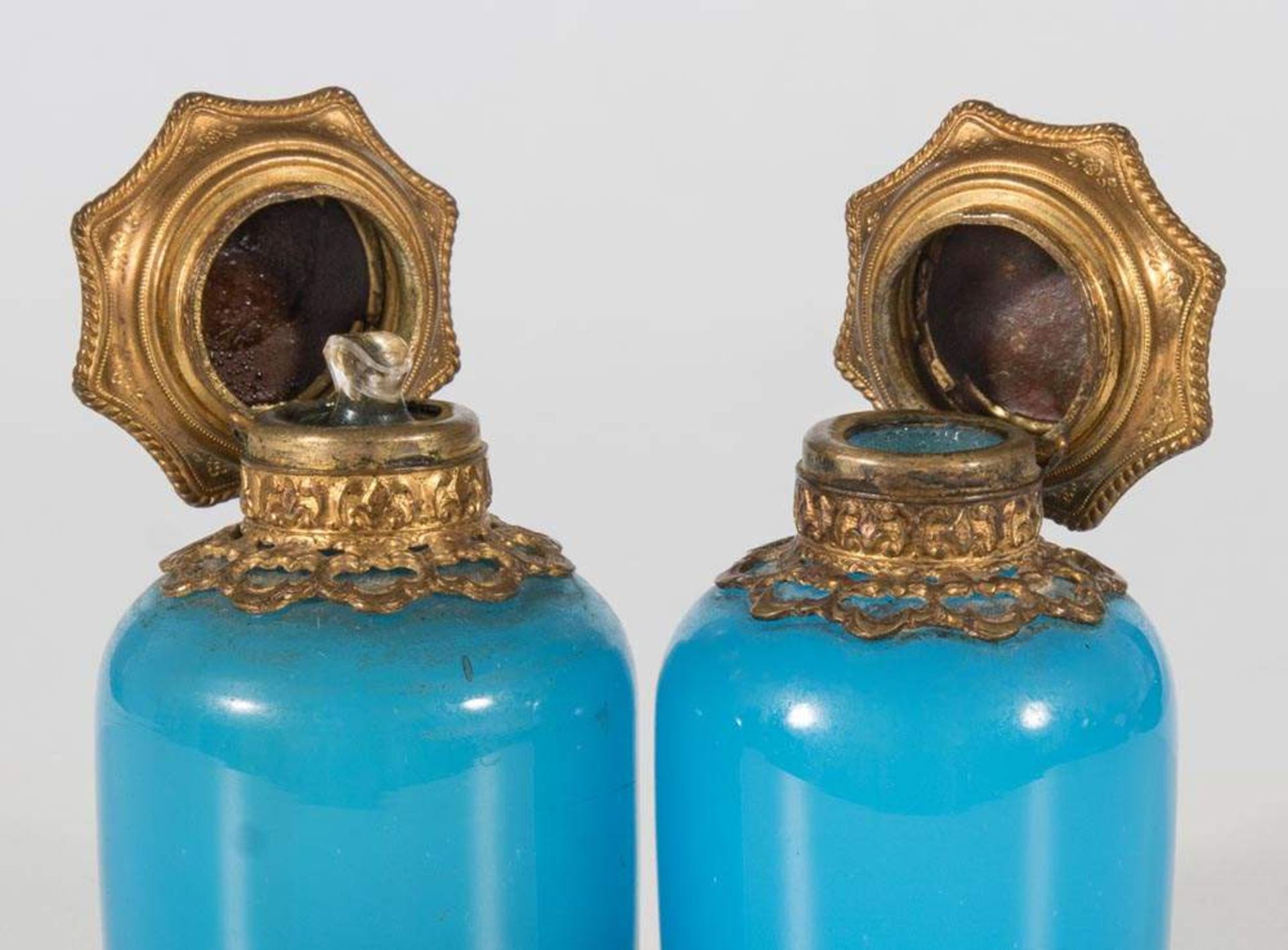 Paar Parfüm Flacons in original Deckelschatulle. Blaue Glasflakons mit Messingblechbeschlägen, - Image 11 of 12